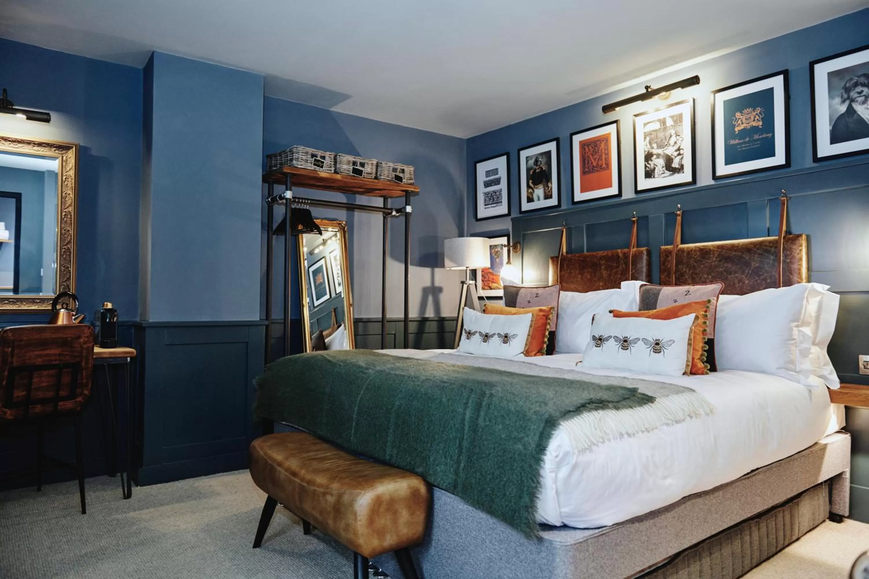 Bedroom, Bed in Kings Arms - Egham-Windsor