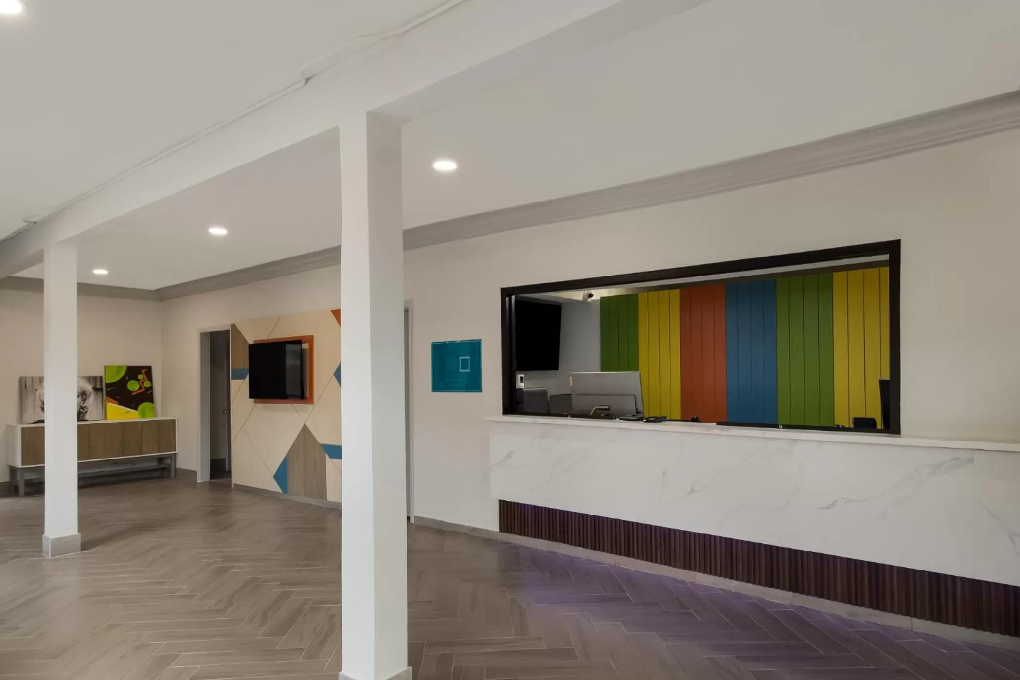 Communal lounge/ TV room in Signature Inn Houston Galleria