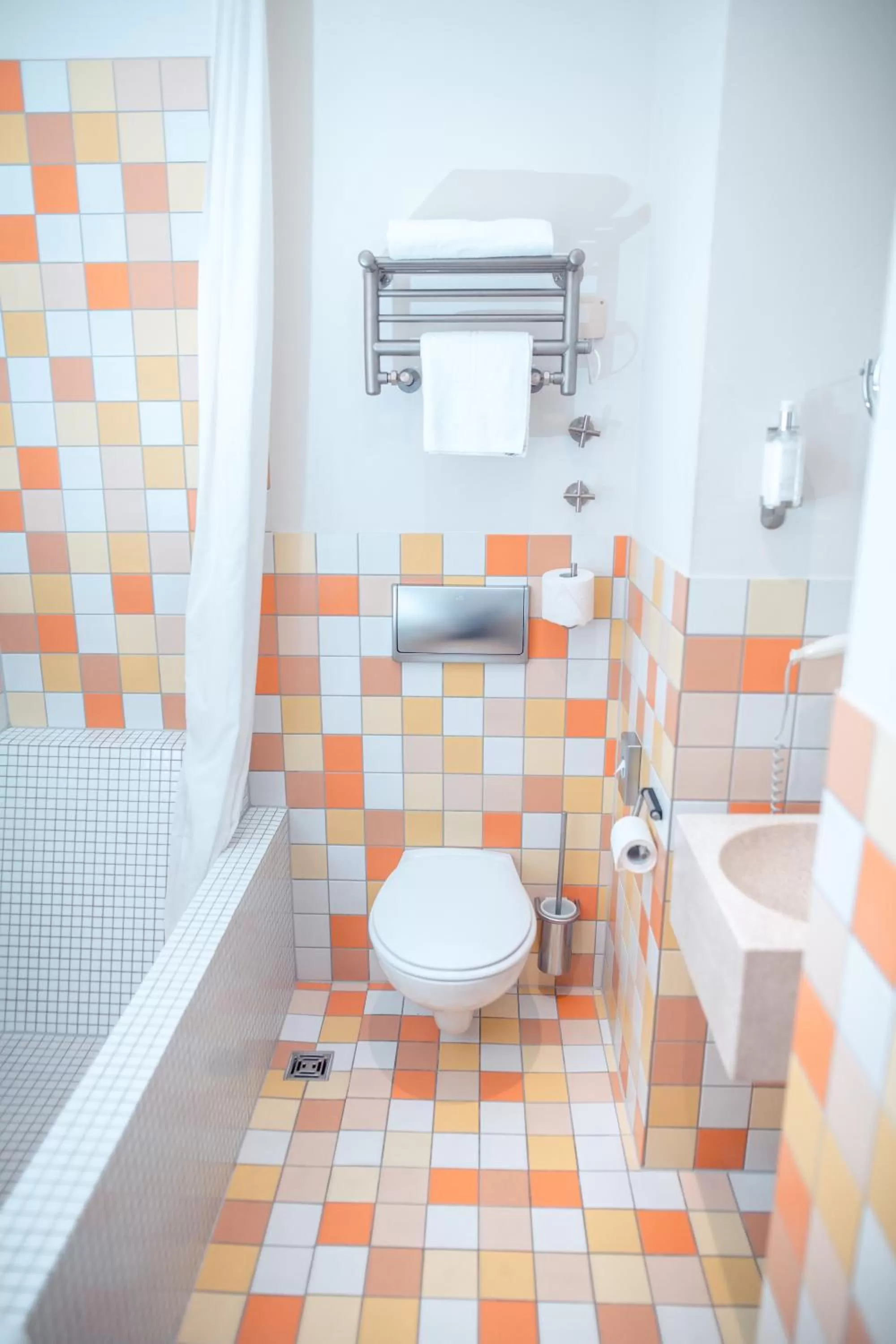 Shower in Hotel Bleibtreu Berlin by Golden Tulip