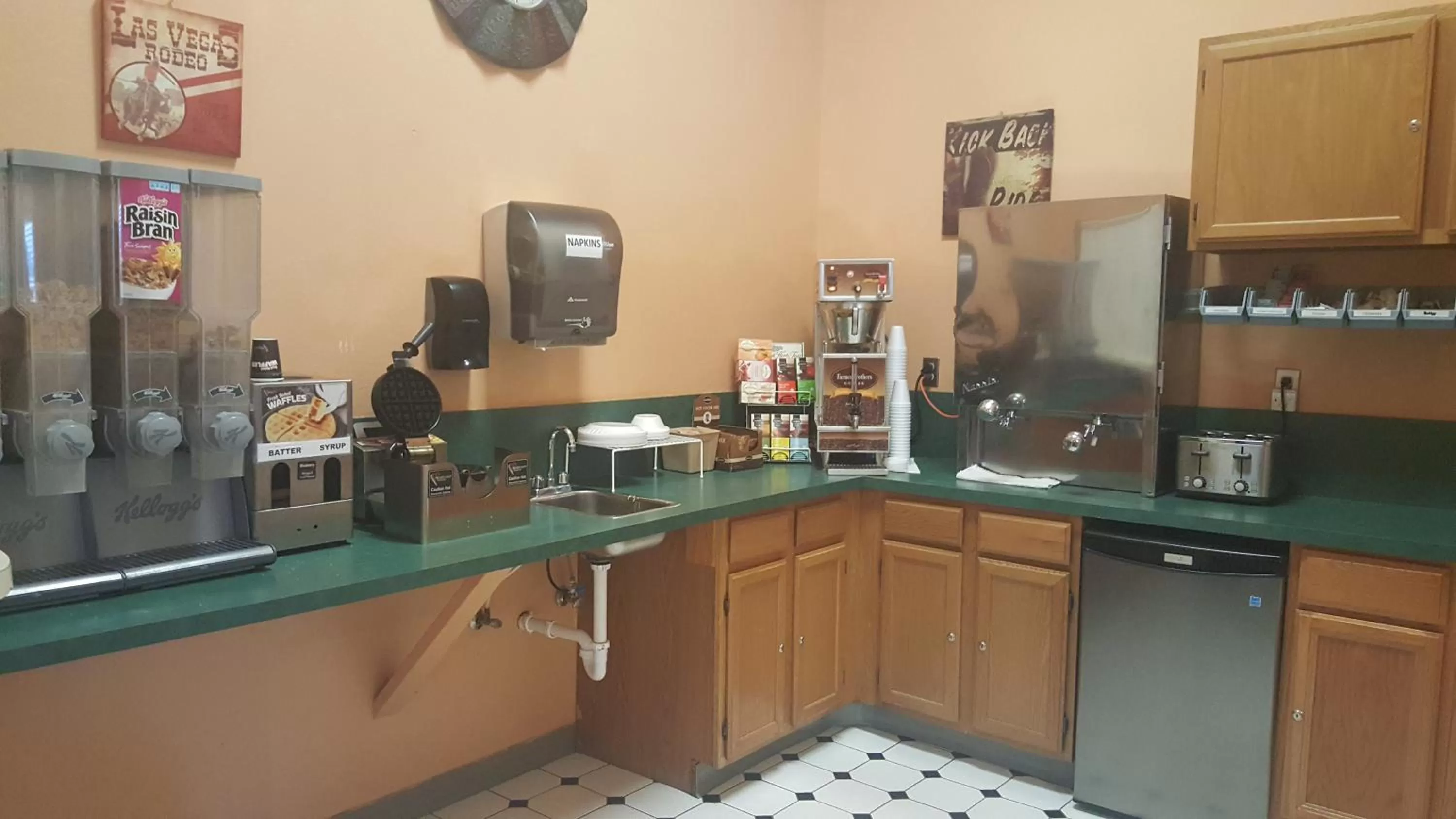 Coffee/tea facilities in Rodeway Inn Gateway to Medora T-Roosevelt & Makoshika State Park