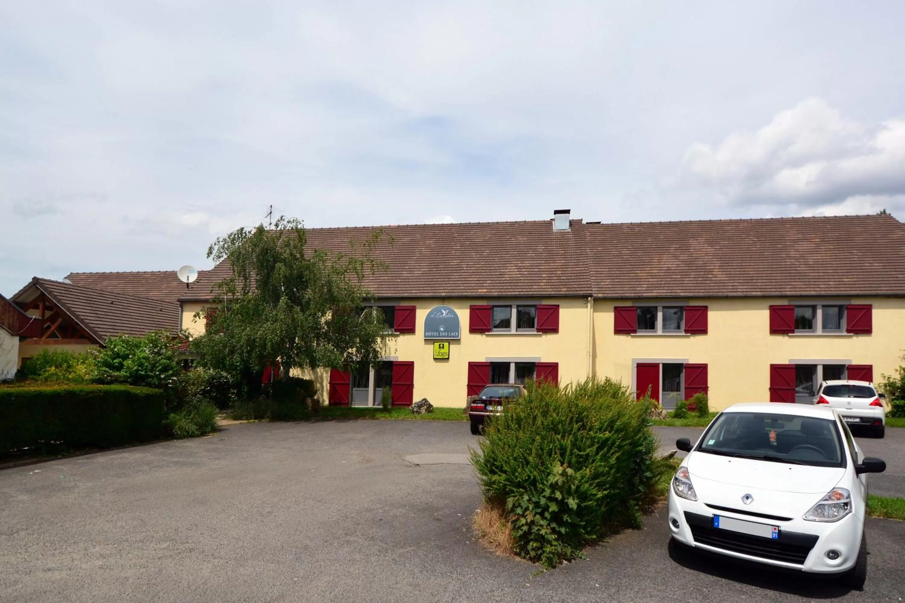 Facade/entrance in Logis - Hôtel & Restaurant des Lacs Paris Sud
