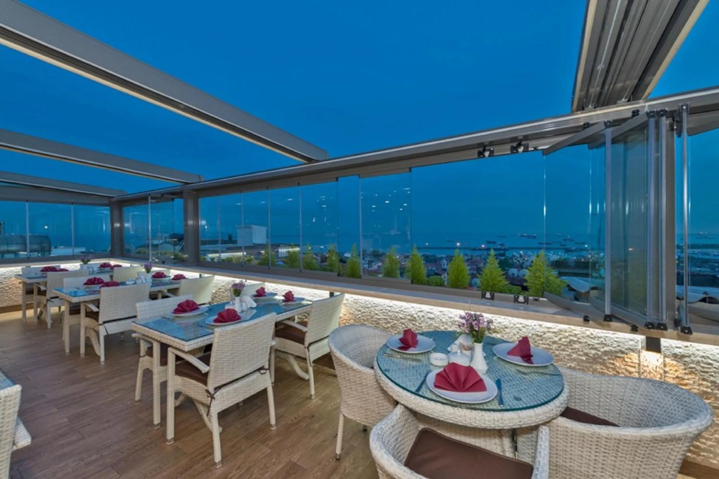 Restaurant/Places to Eat in Selenay Hotel