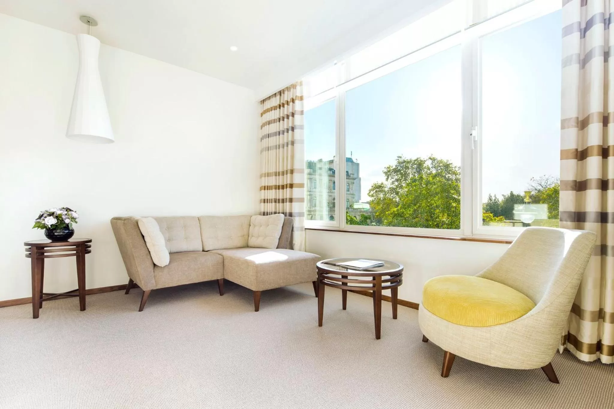 Photo of the whole room in COMO Metropolitan London