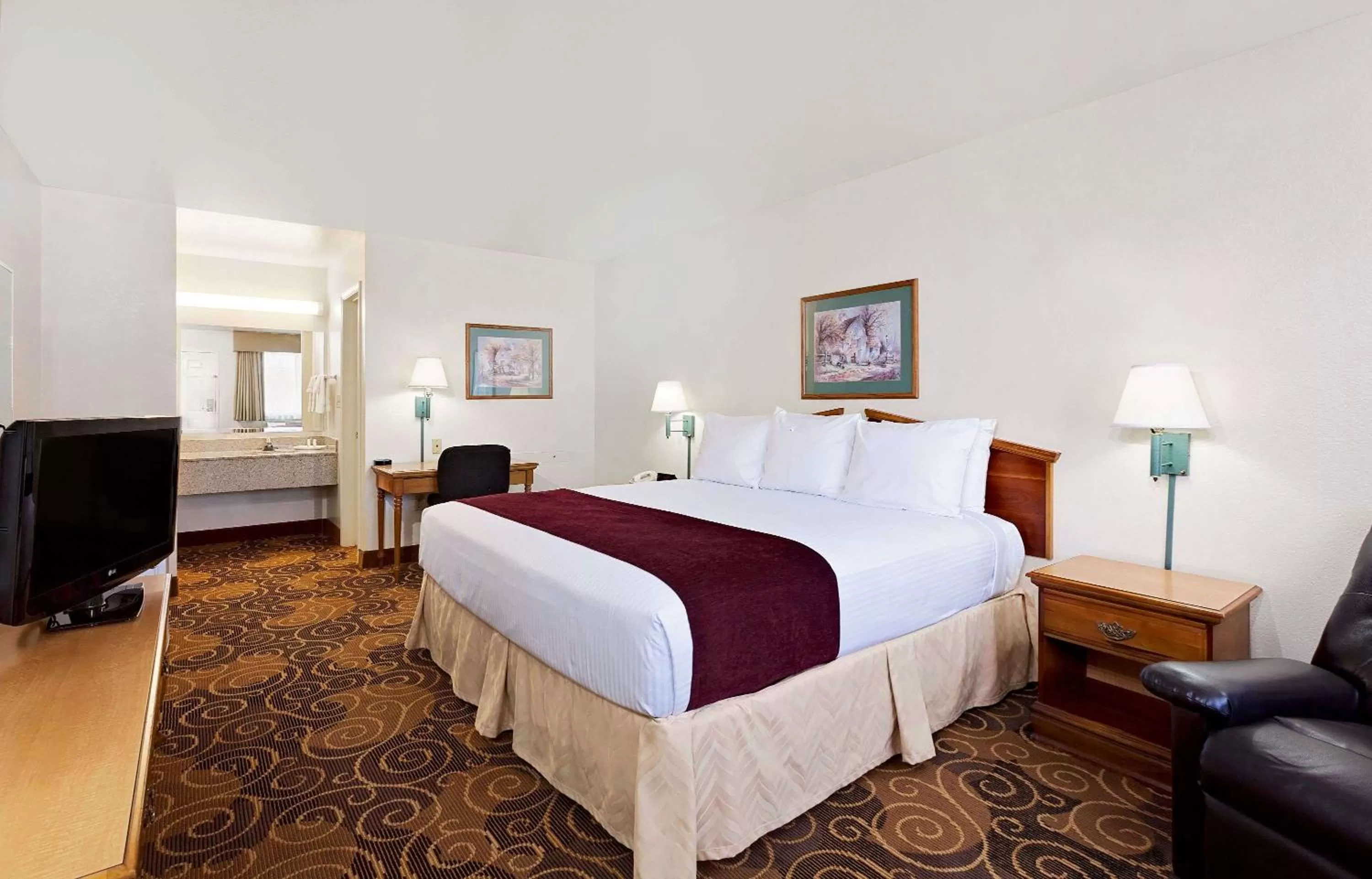 Photo of the whole room, Bed in Days Inn by Wyndham San Angelo