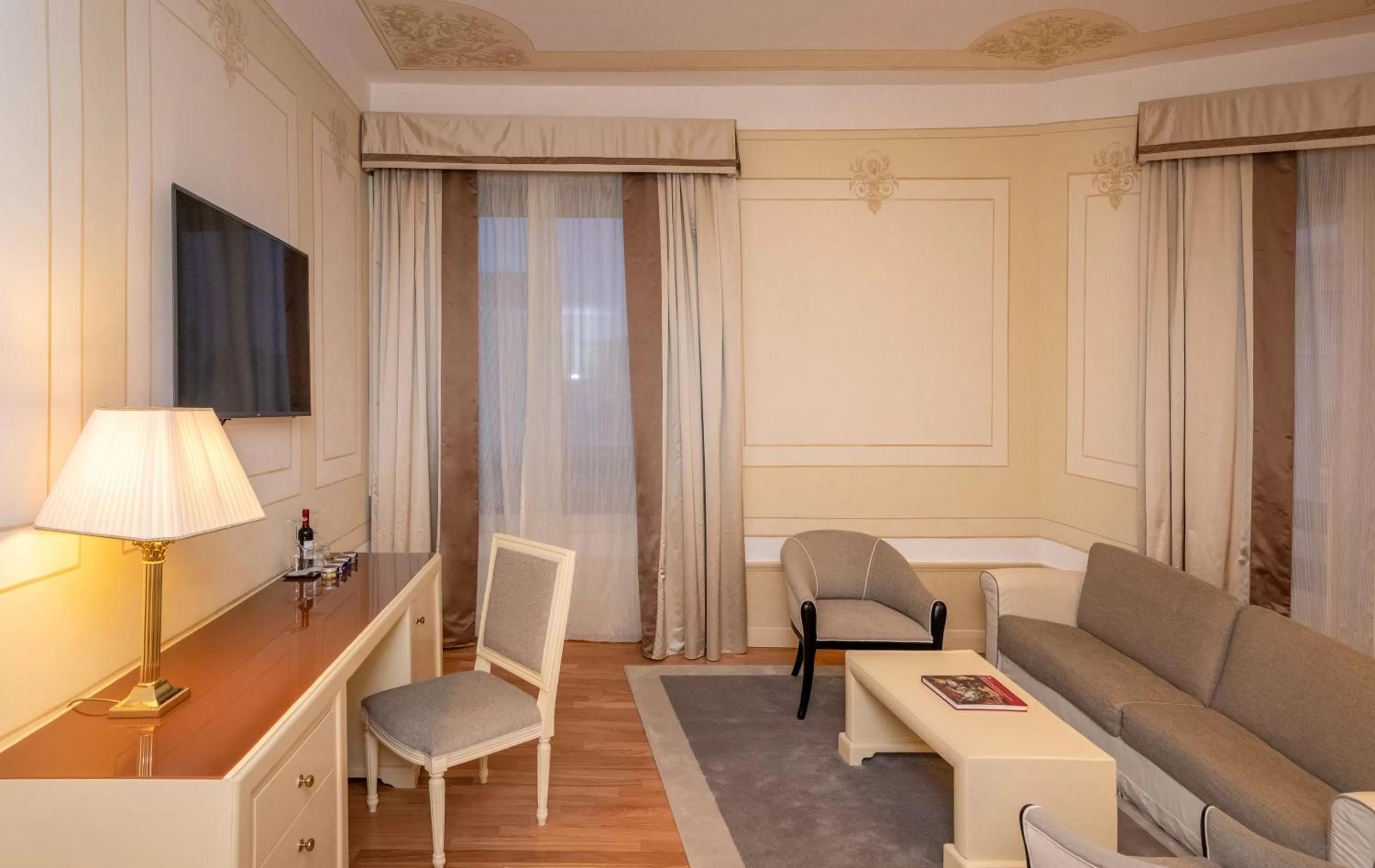 Lounge or bar in Radisson Blu GHR Rome