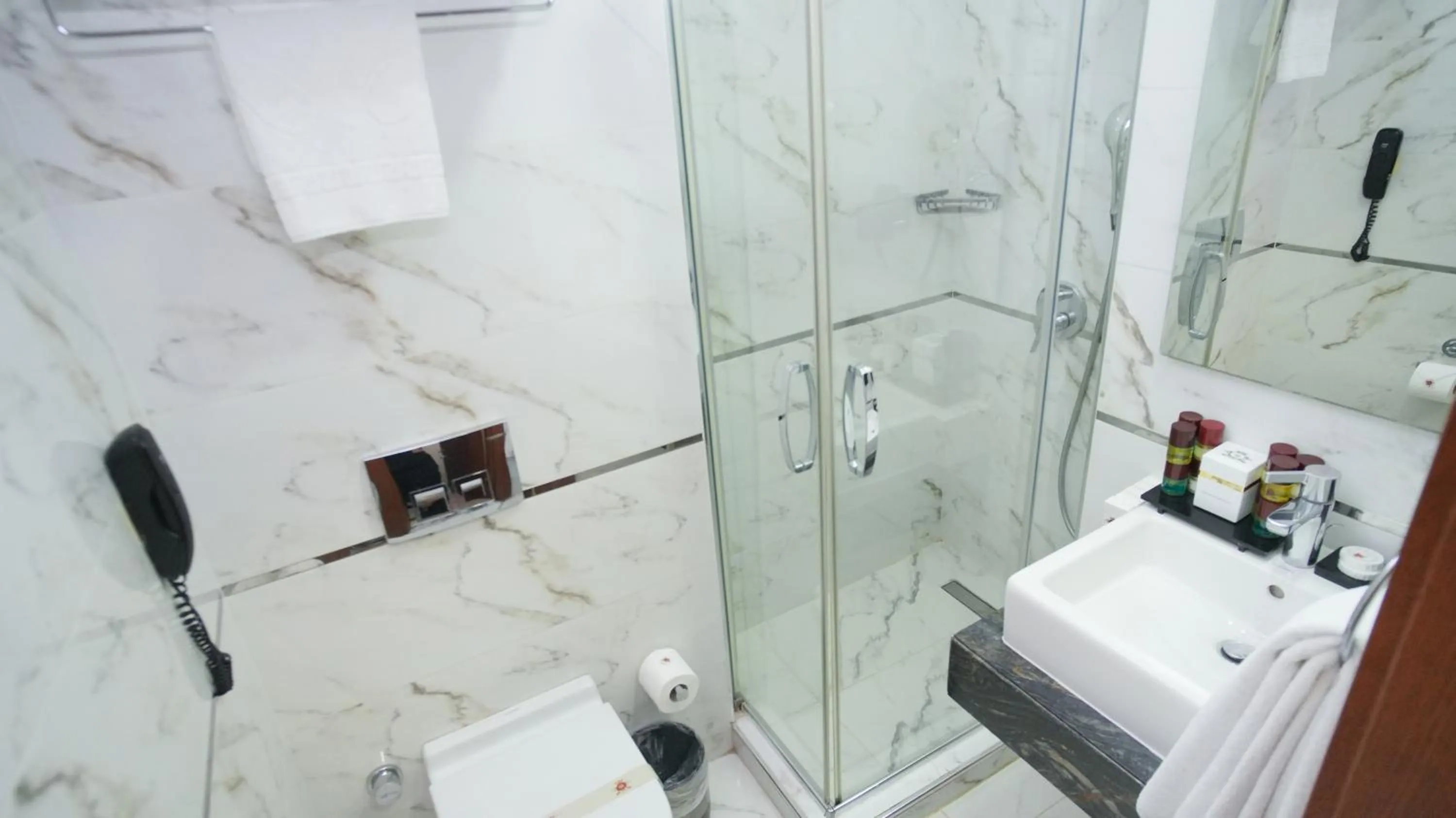 Shower in Dosso Dossi Hotels Old City