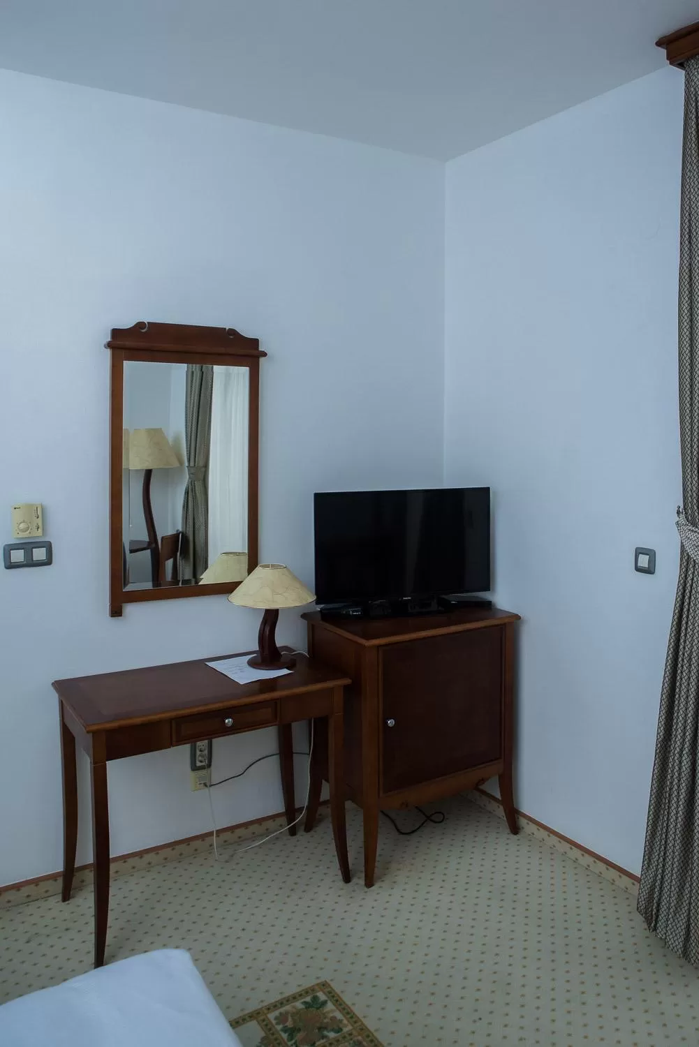 Communal lounge/ TV room in Hotel Hum