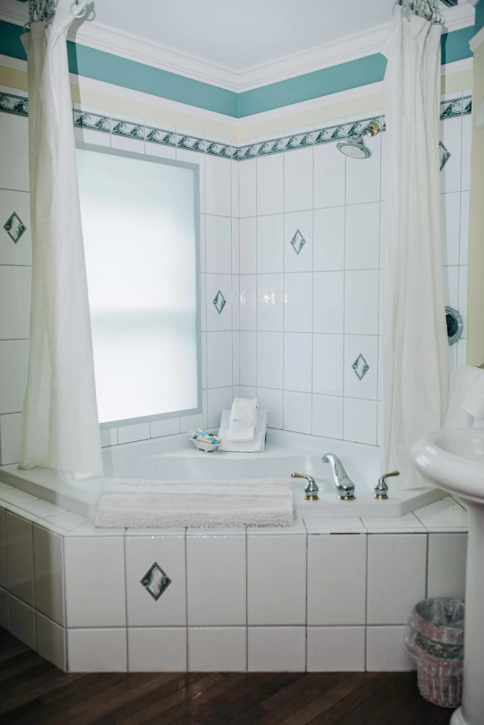 Shower in Benn Conger Inn