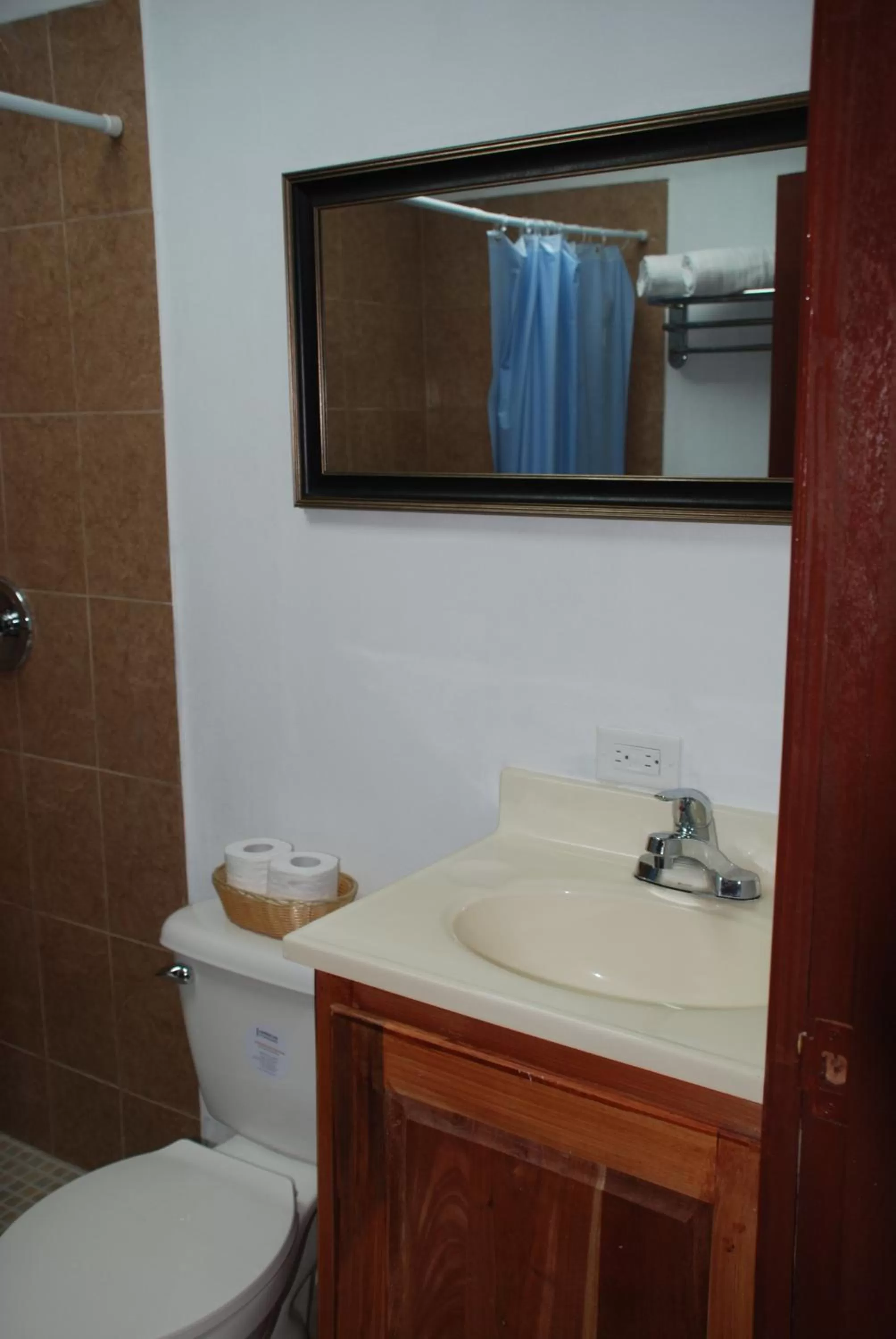 Bathroom in Hotel Coastalbay 2 & Golf Cart Rental