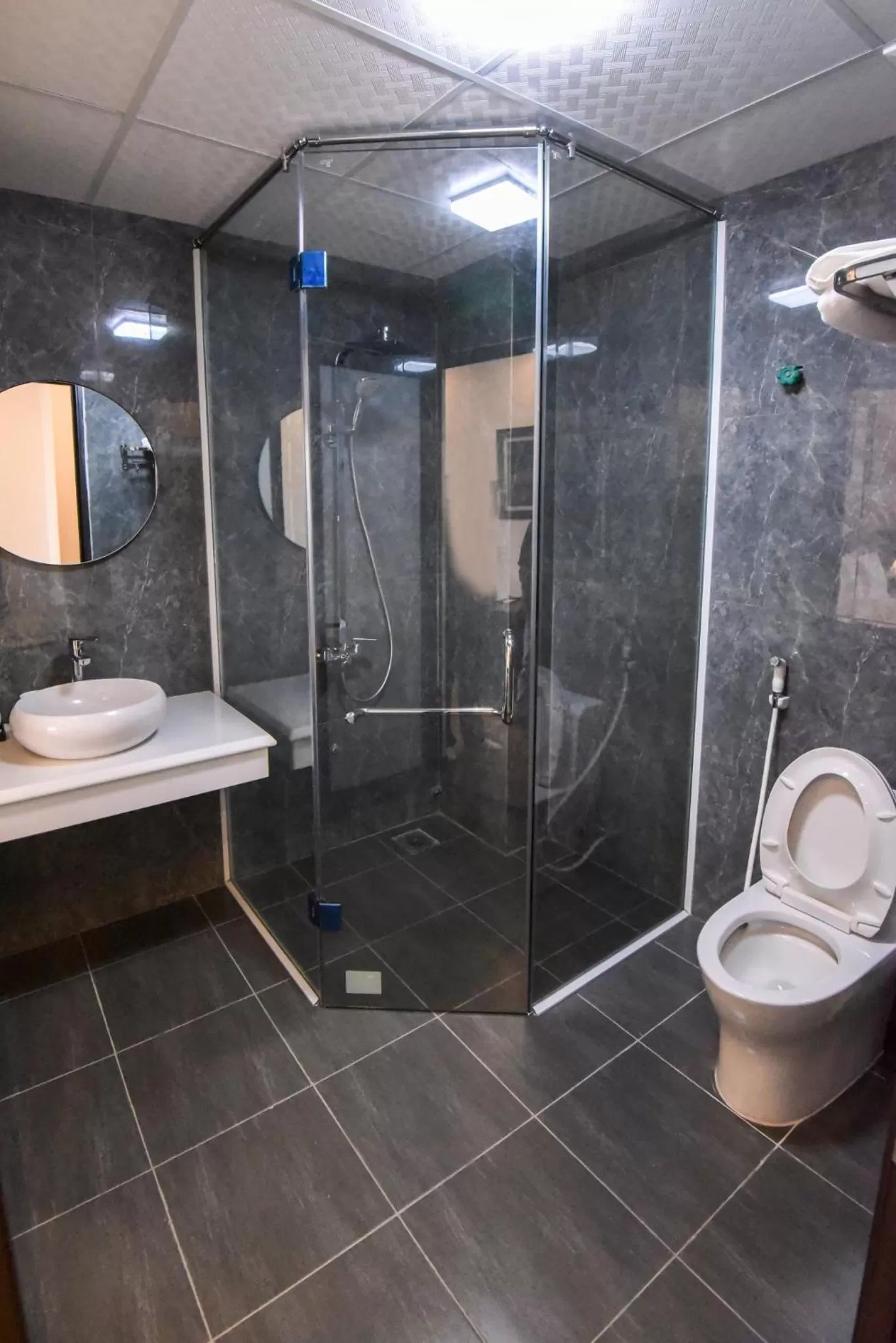 Toilet in Lotus Hotel Ninh Bình