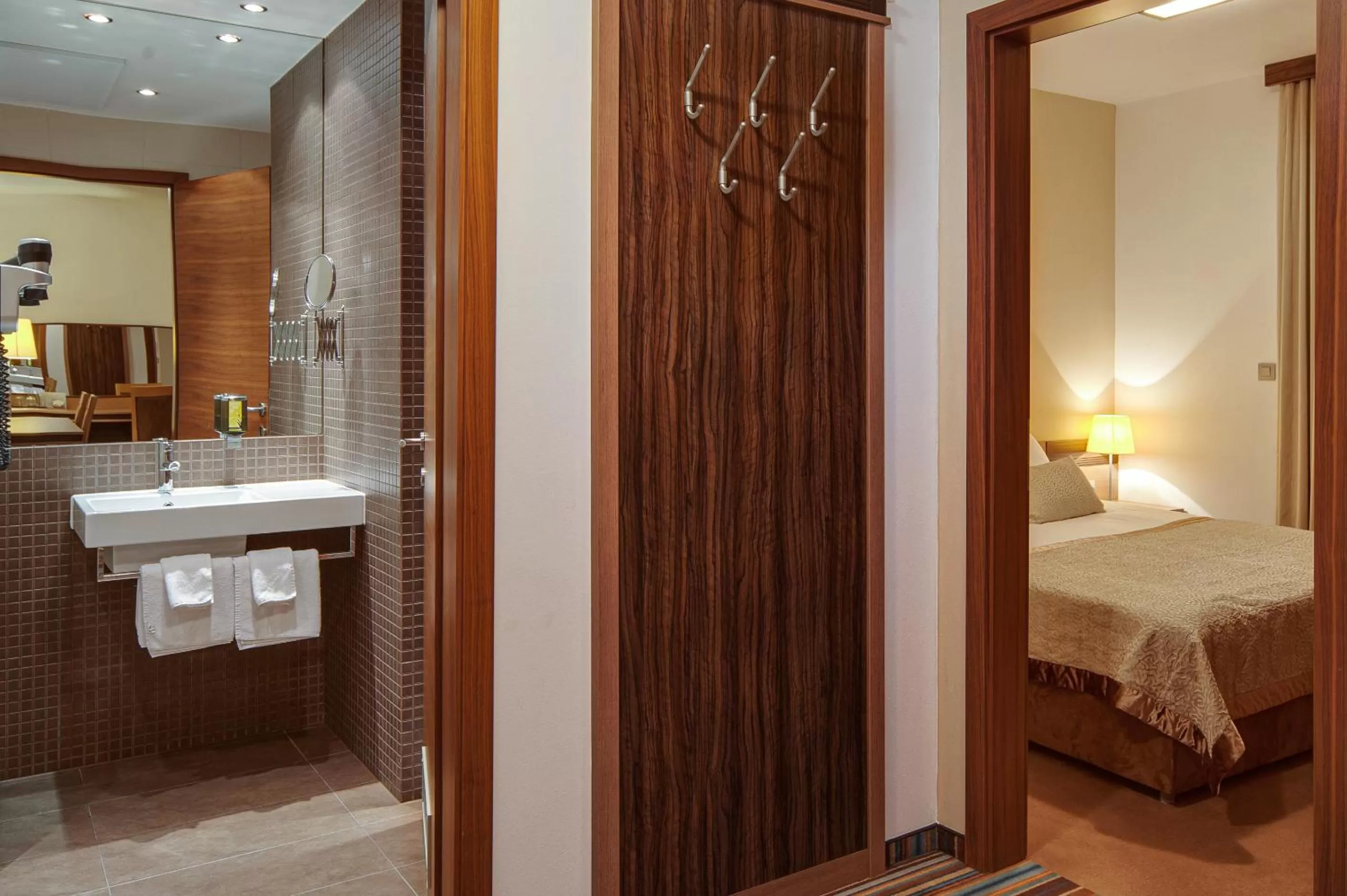Bathroom, Bed in Hotel Kras