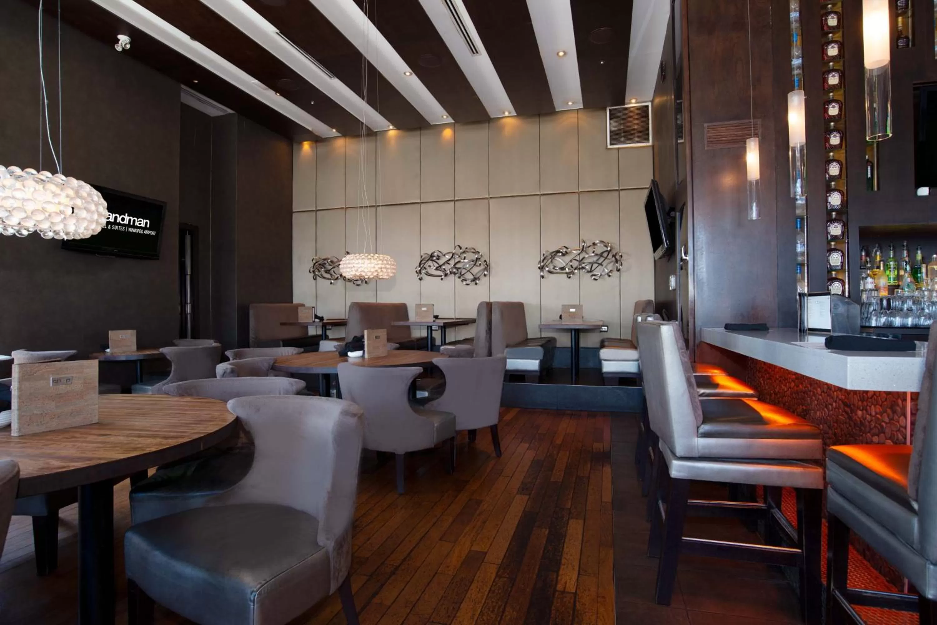 Restaurant/places to eat in Sandman Hotel & Suites Winnipeg Airport