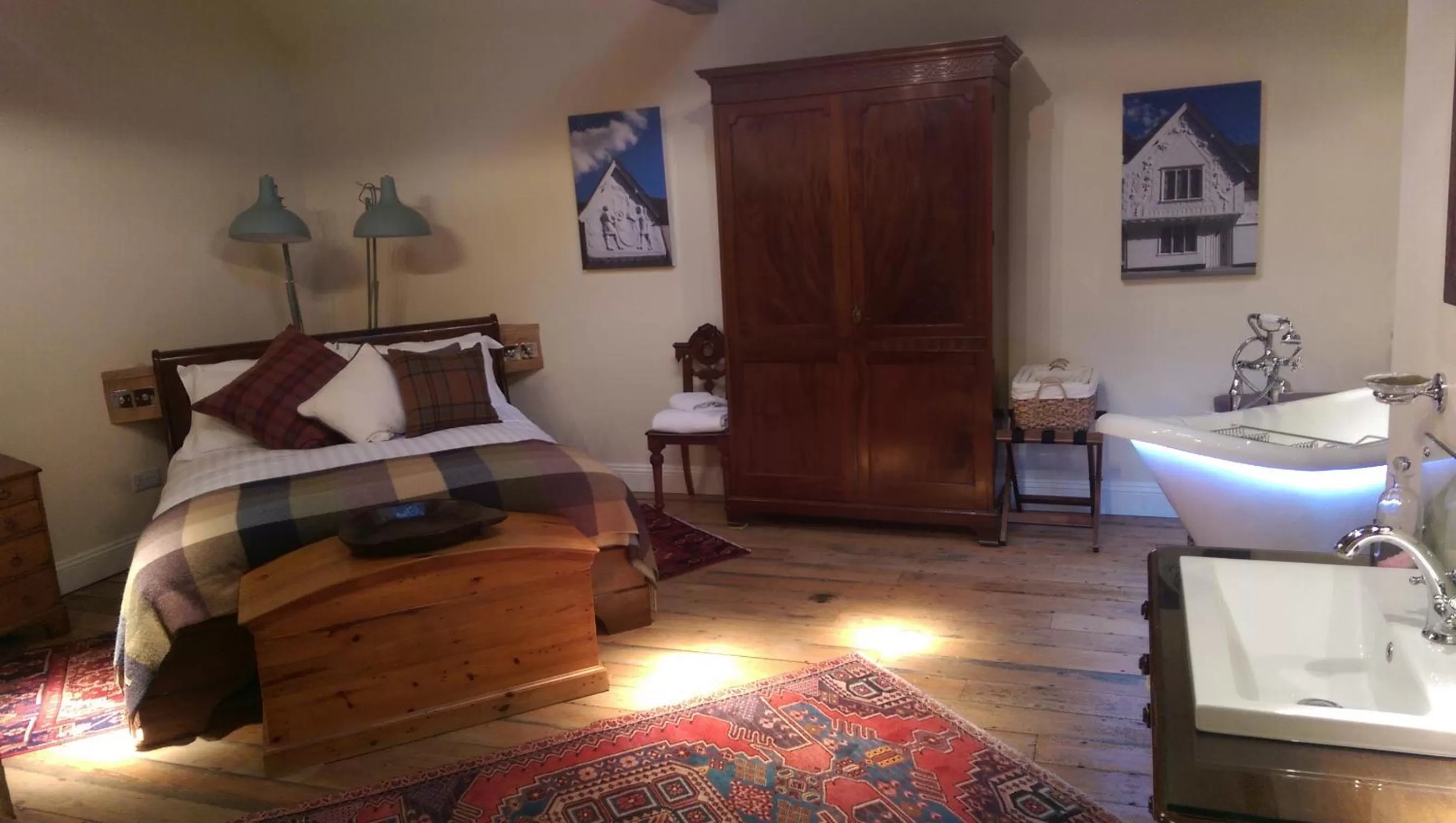 Photo of the whole room, Bed in The Cross Keys