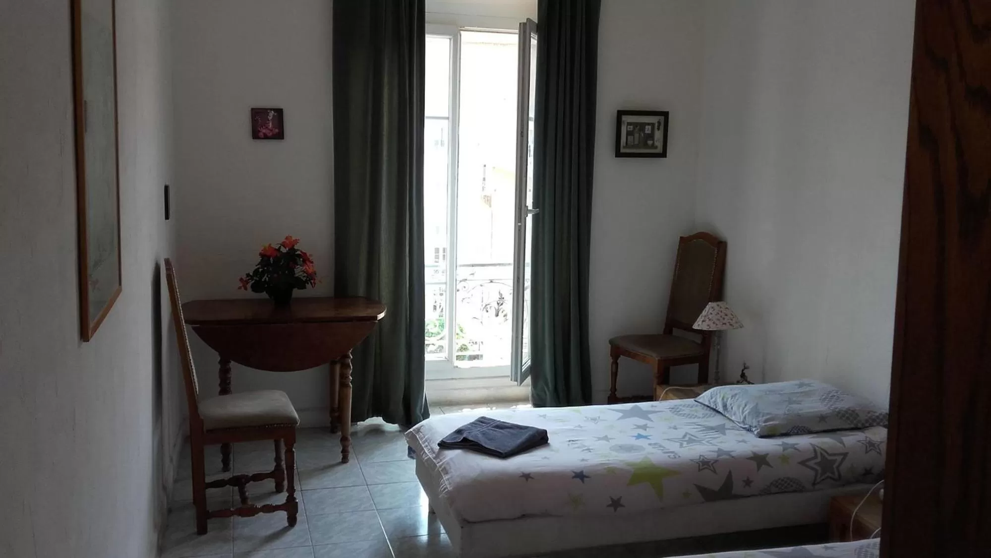 Standard Twin Room with Shared Bathroom in Chez Brigitte Guesthouse