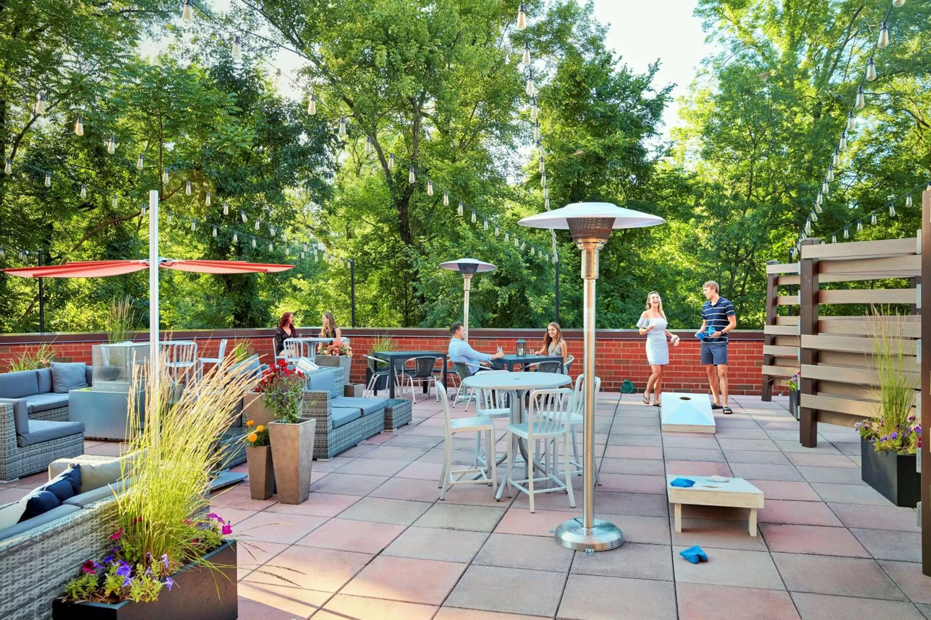 Lounge or bar in Hilton Short Hills