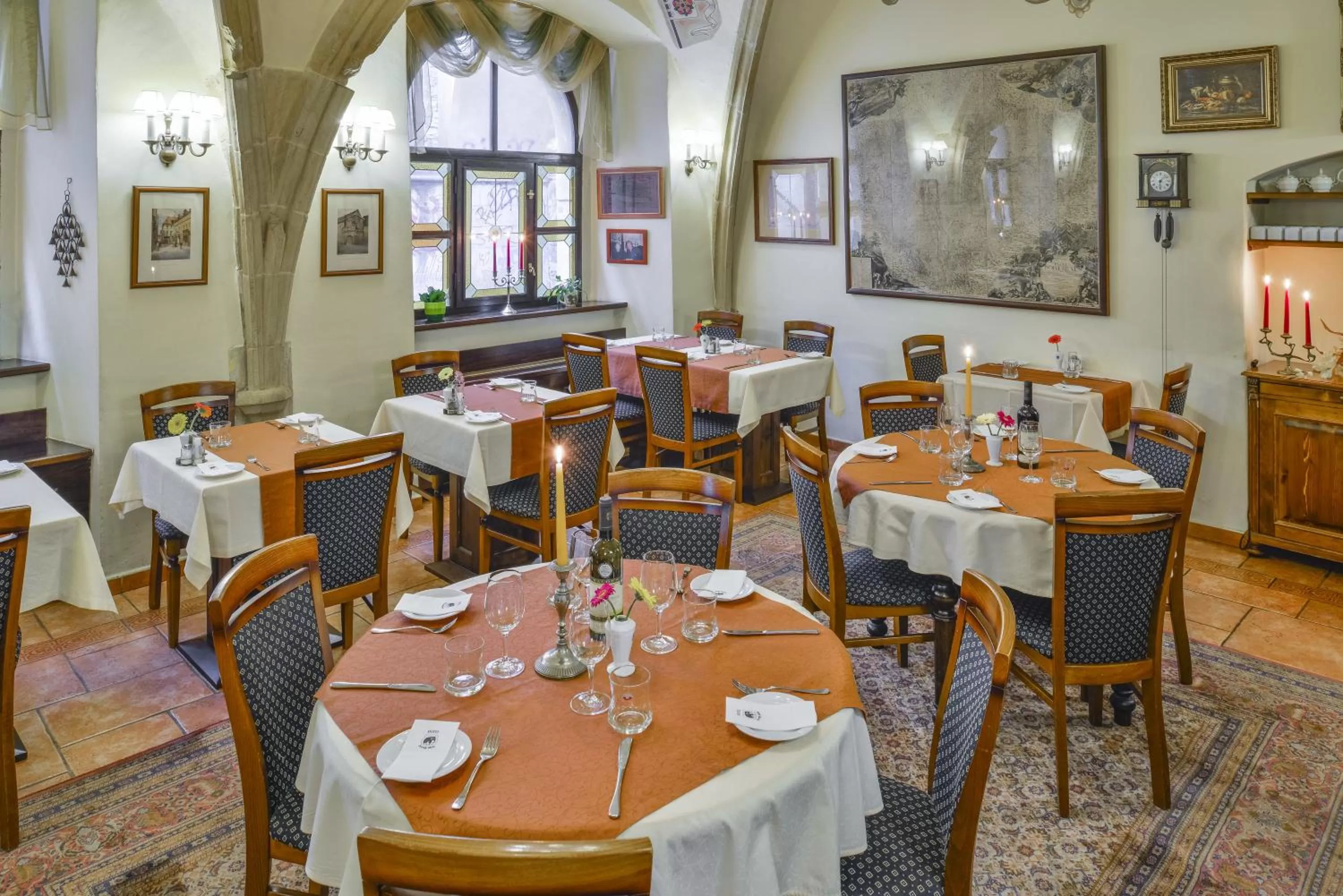 Restaurant/places to eat in Hotel Cerny Slon