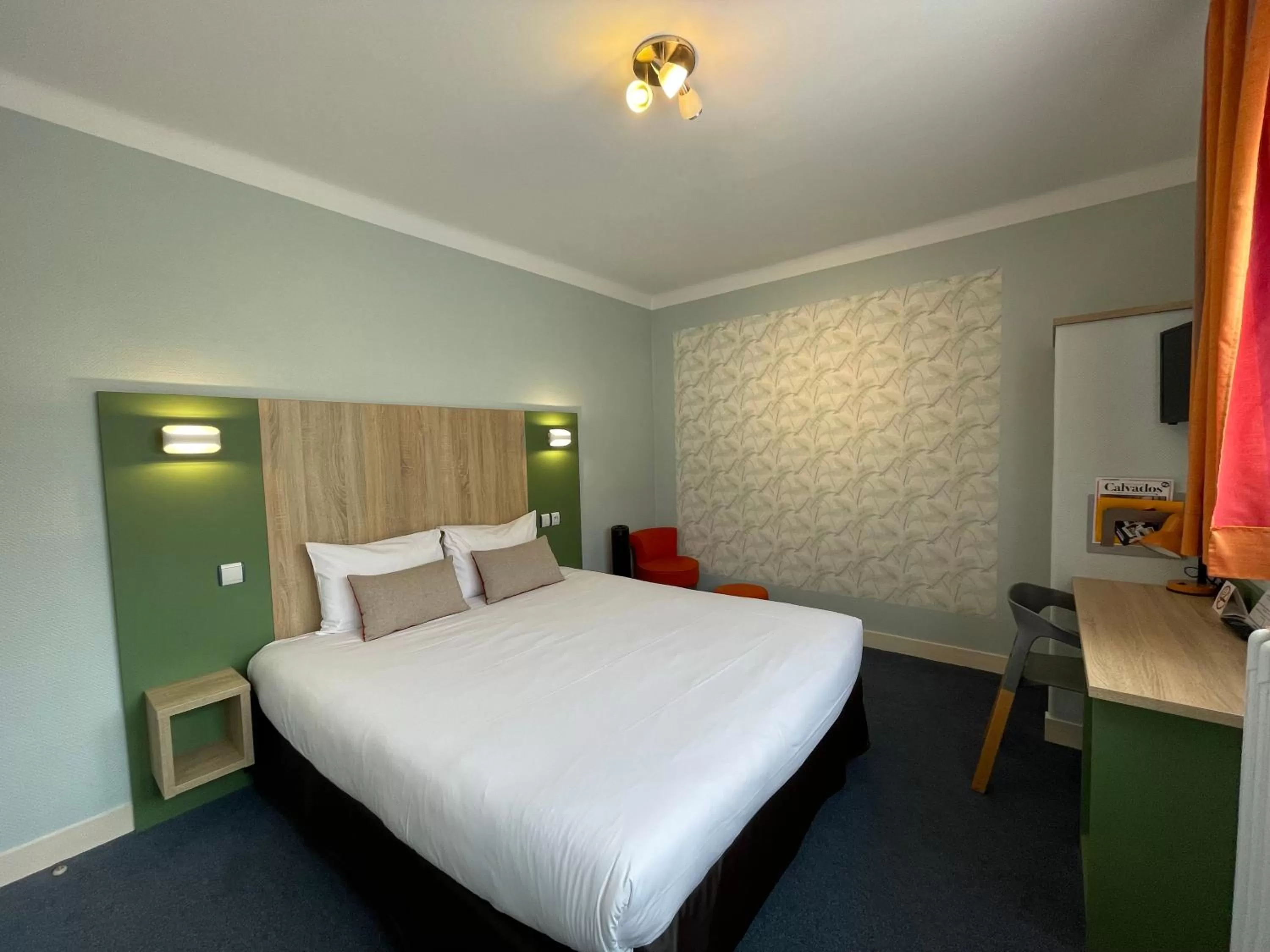 Bed in Hôtel de Caen