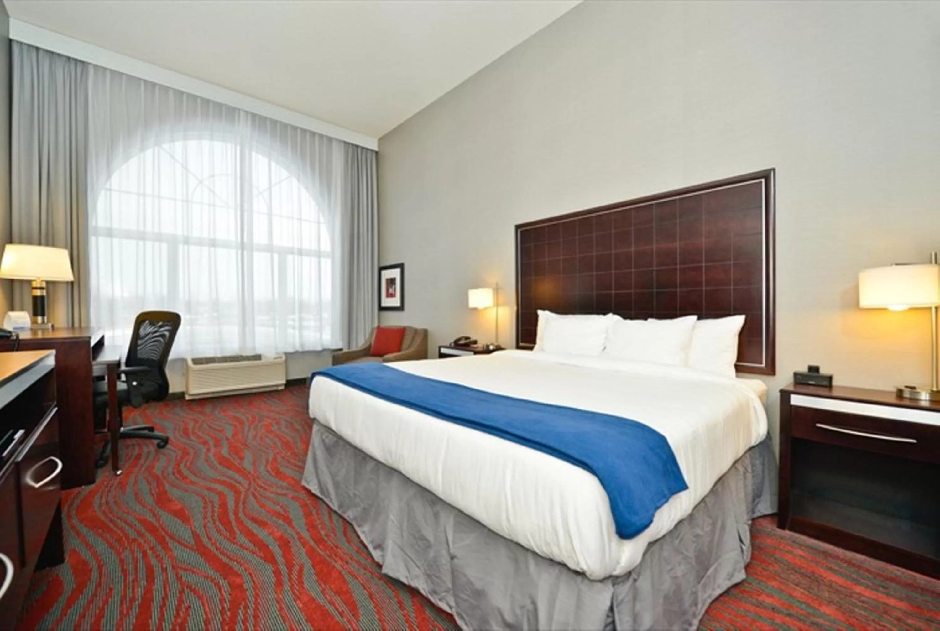 Bedroom, Bed in Holiday Inn Express & Suites Utica by IHG