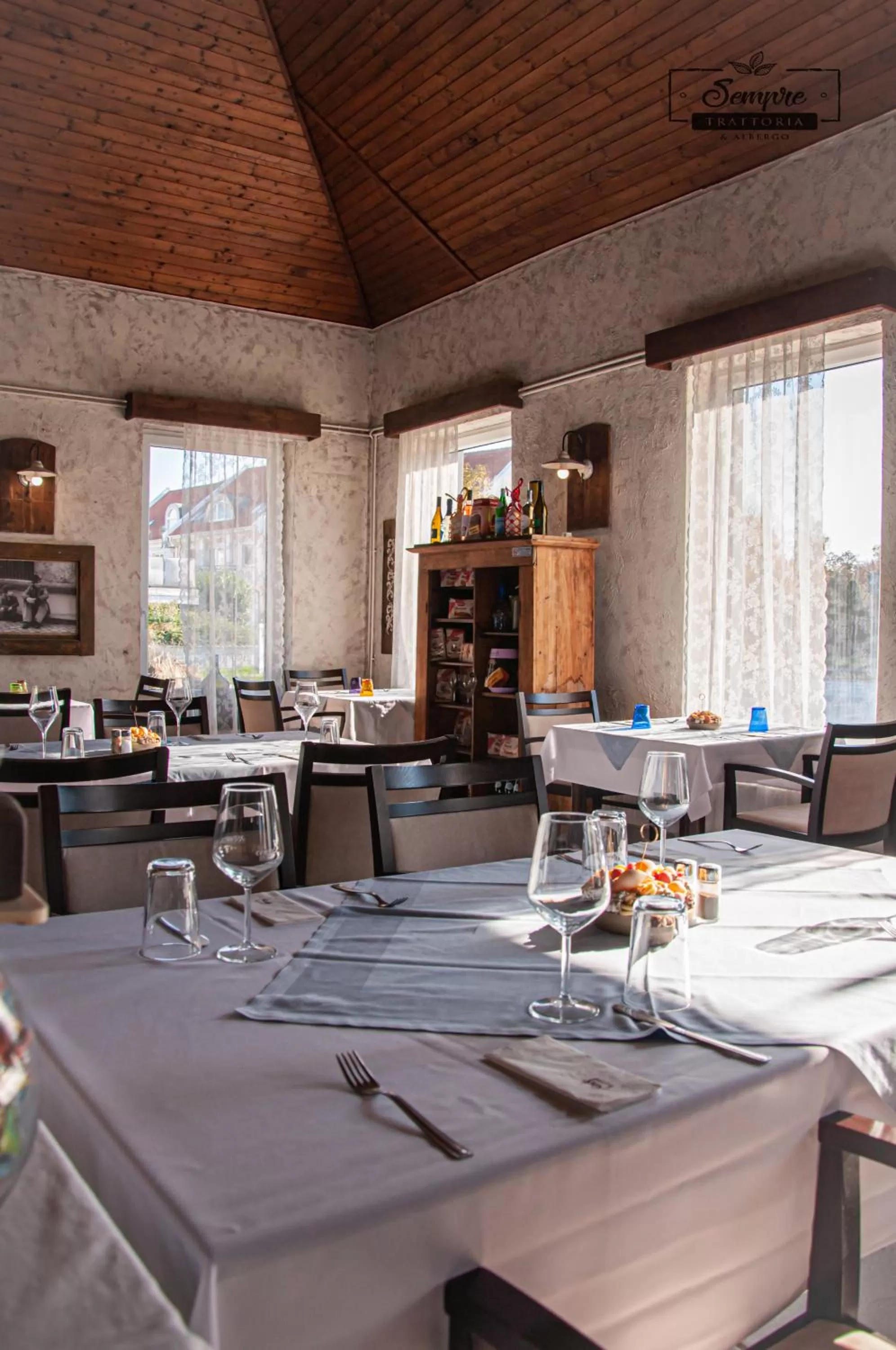 Restaurant/Places to Eat in Sempre Étterem És Panzió