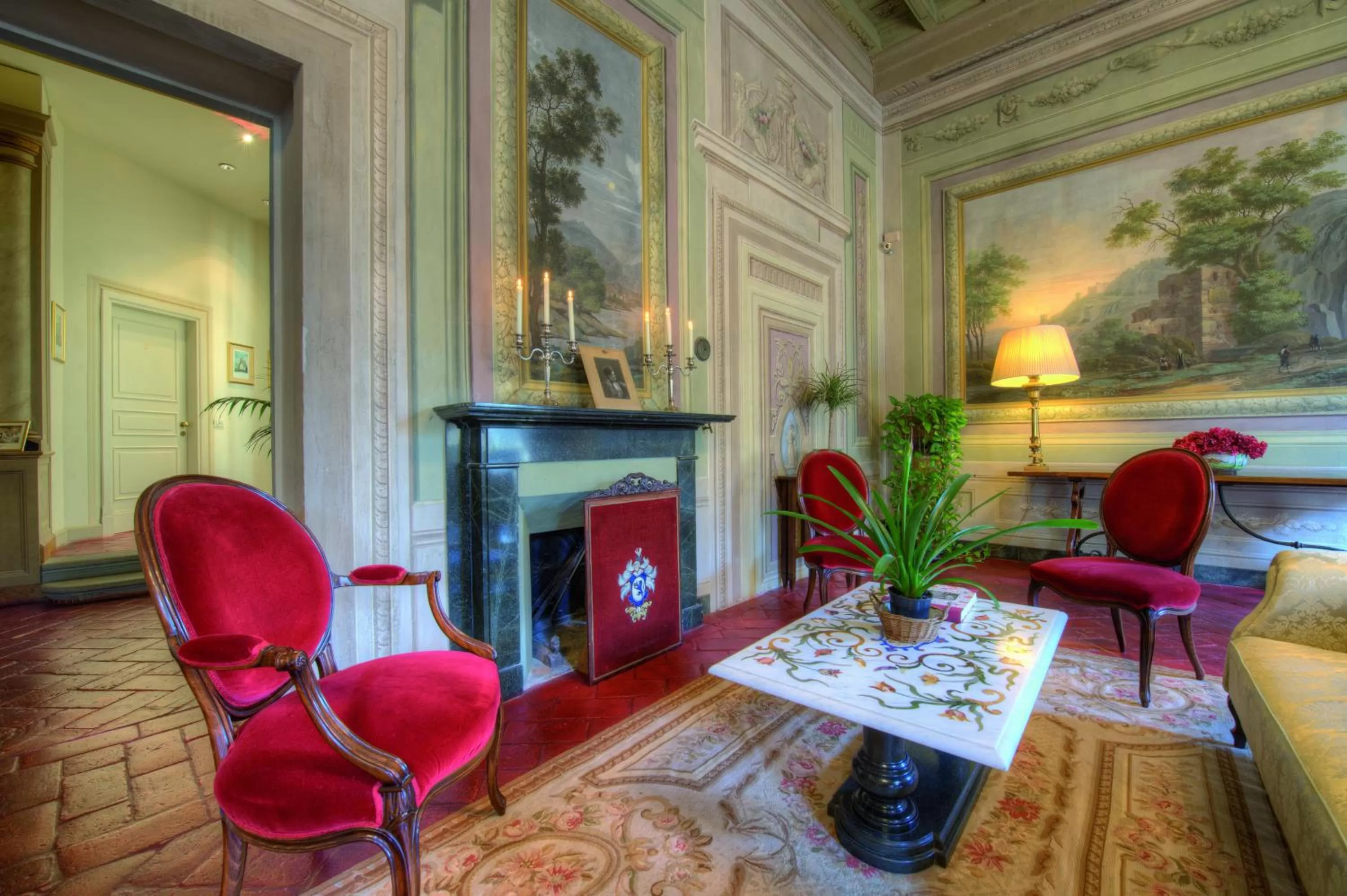 Communal lounge/ TV room in Palazzo Niccolini al Duomo Residenza D'Epoca