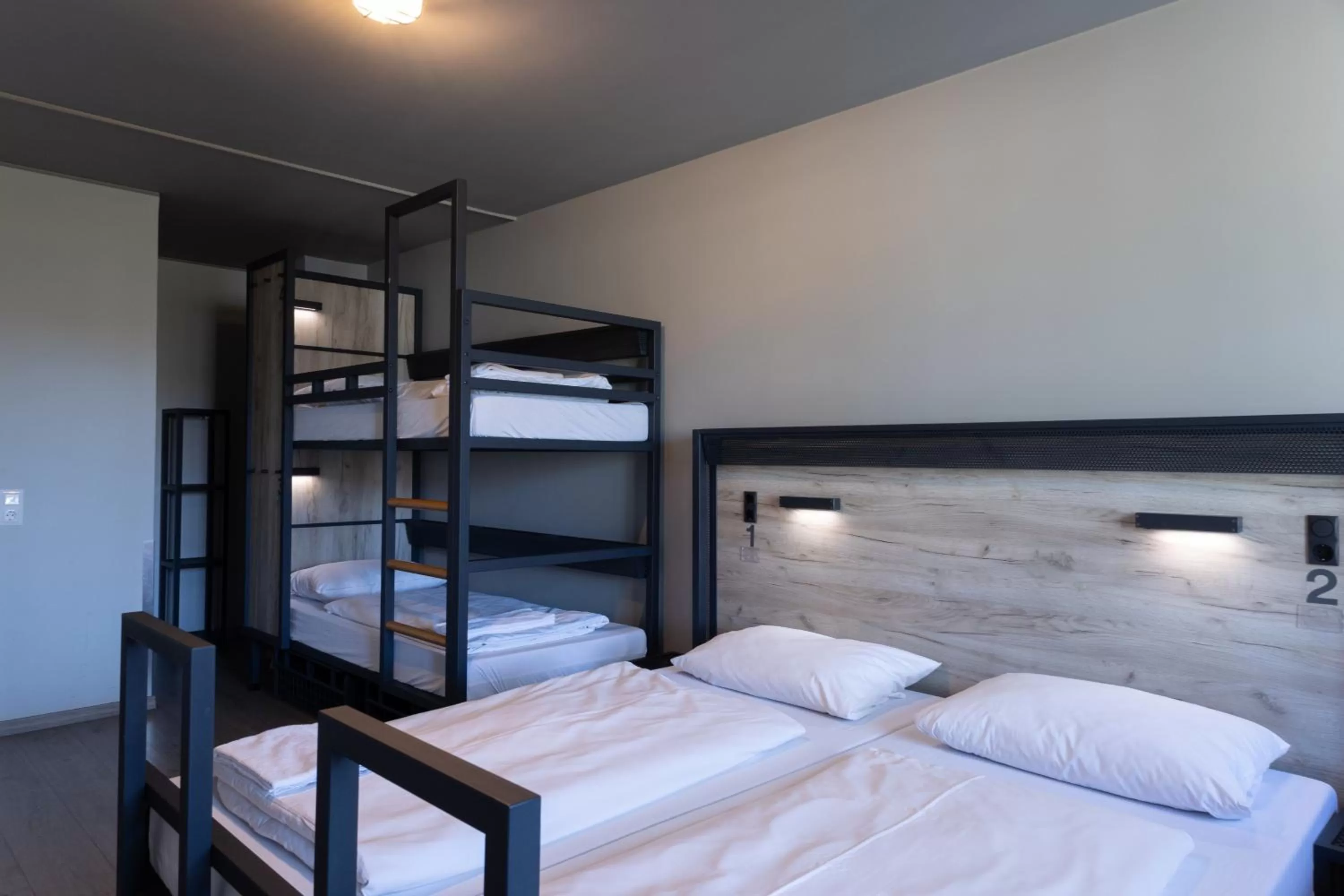 Photo of the whole room, Bed in a&o München Hackerbrücke