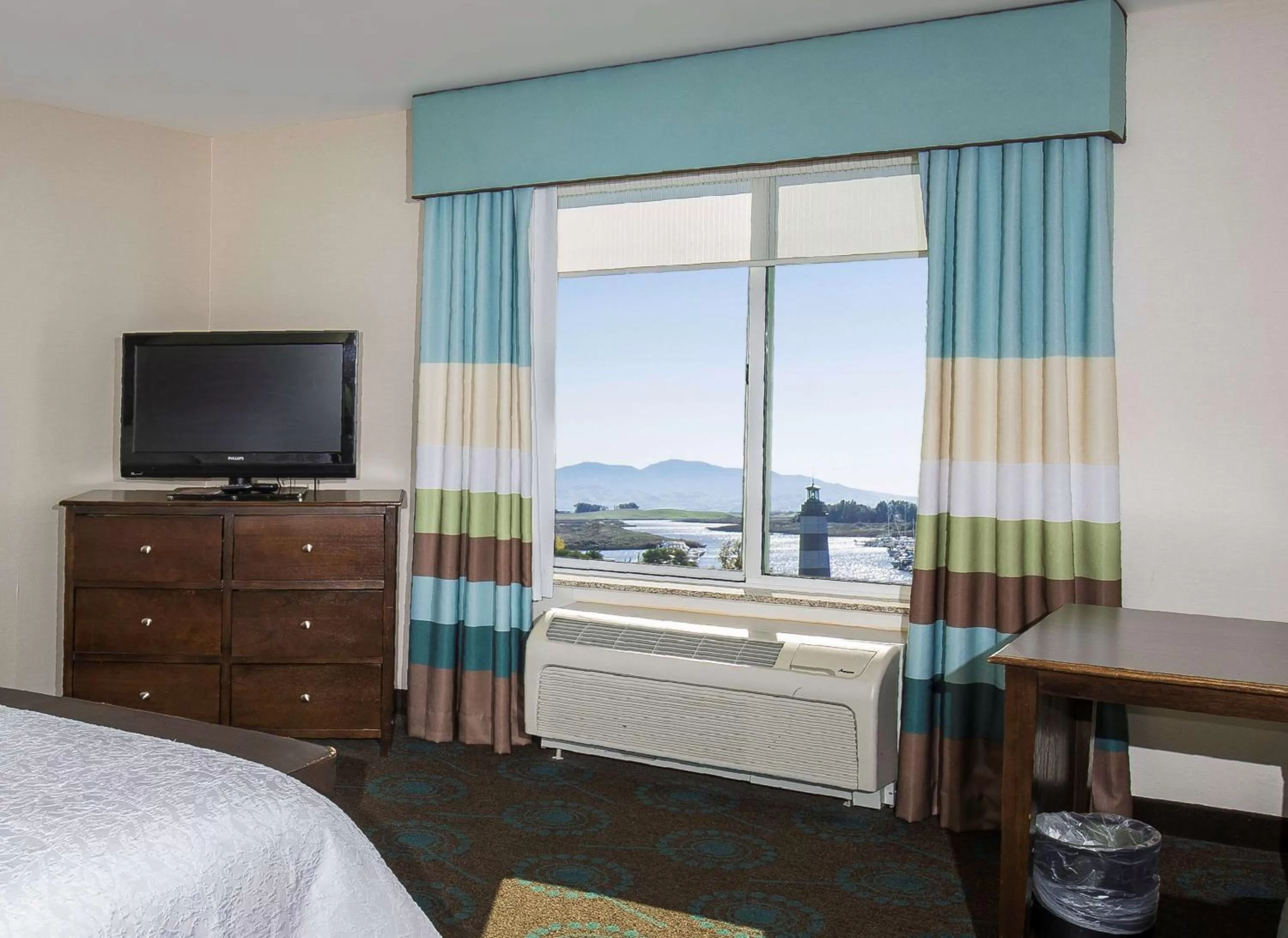 Bed in Hampton Inn & Suites Suisun City Waterfront