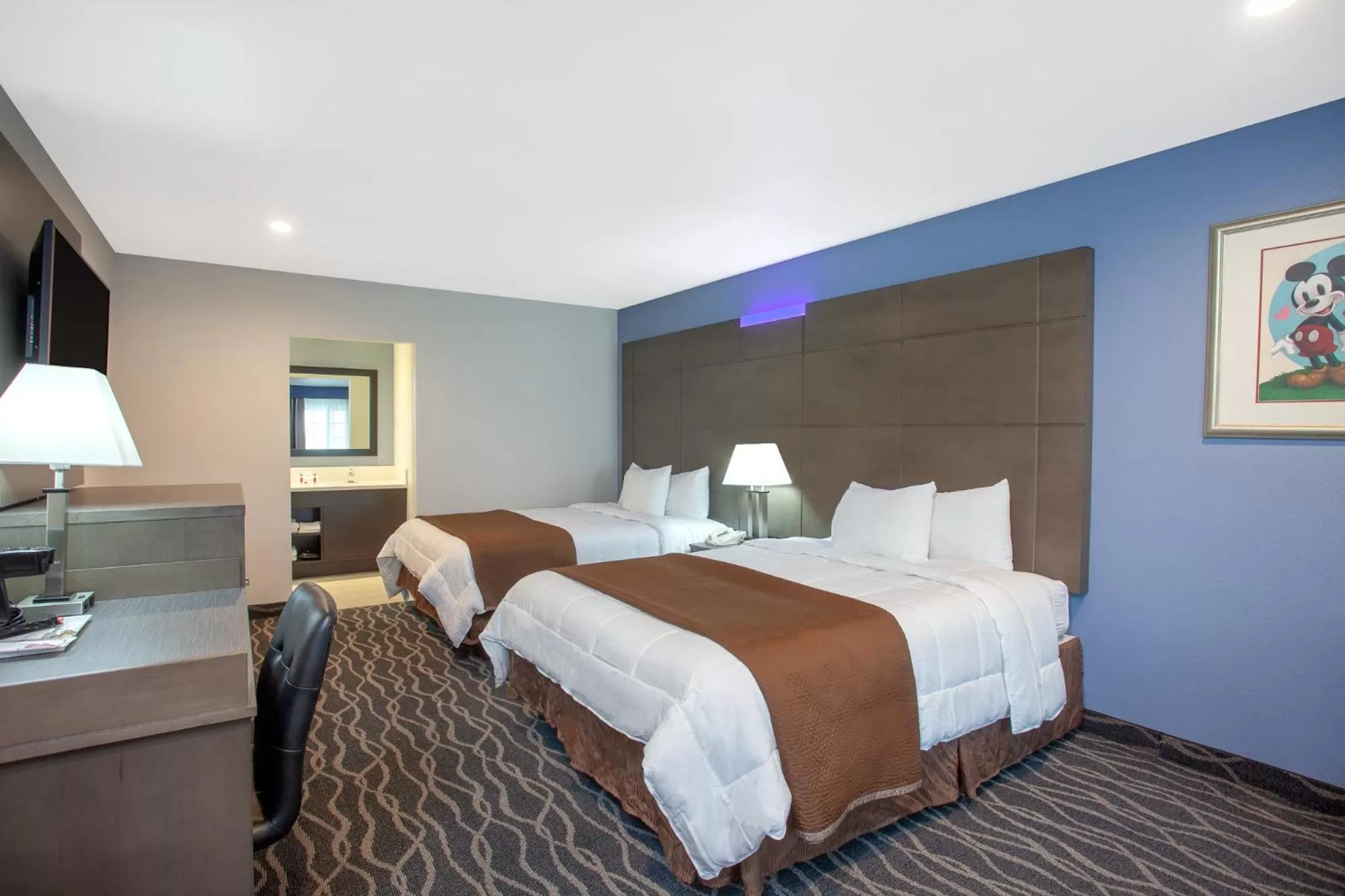 Bed in Travelodge Inn & Suites by Wyndham Anaheim on Disneyland Dr