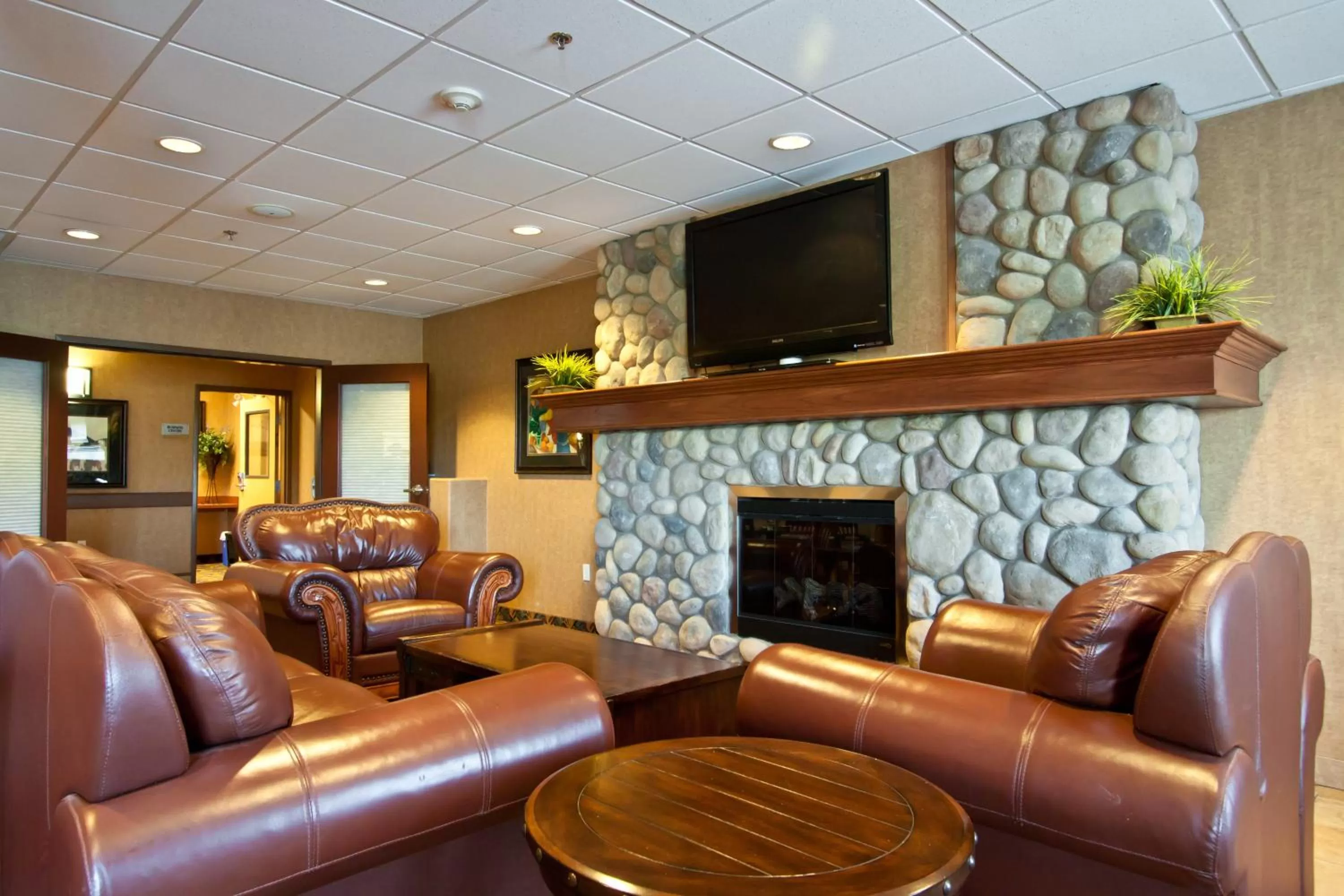 Lounge or bar in Days Inn & Suites by Wyndham Strathmore