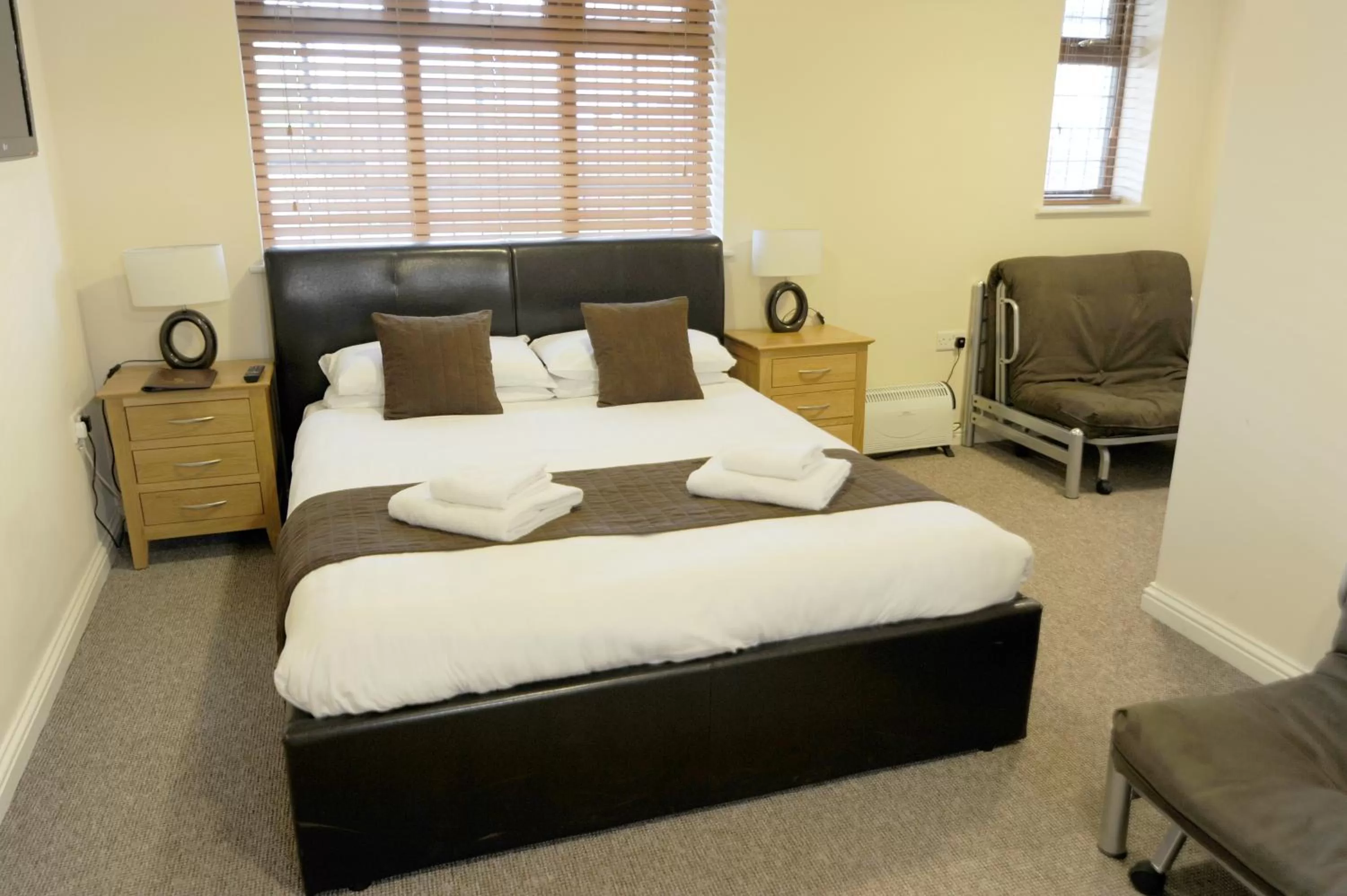 Bedroom, Bed in The Elm Tree Inn