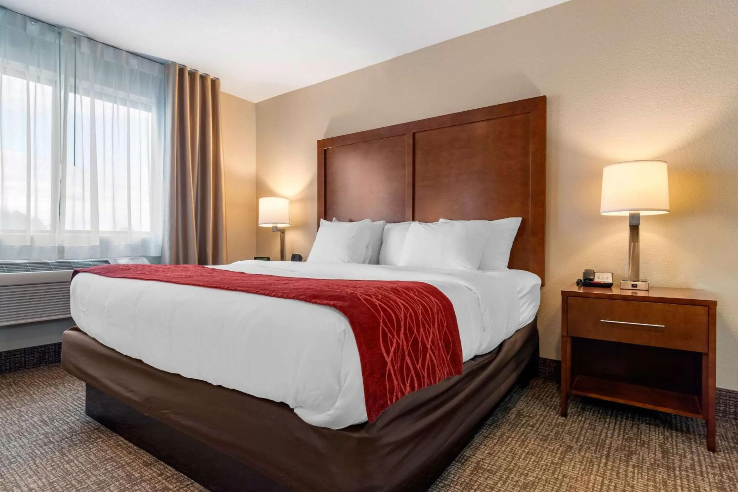 Photo of the whole room, Bed in Comfort Inn & Suites South Hill I-85