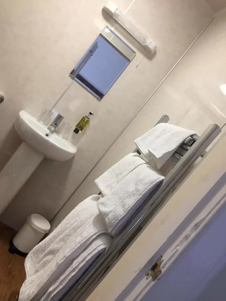 Bathroom, Bed in Dryburgh Arms Pub with Rooms