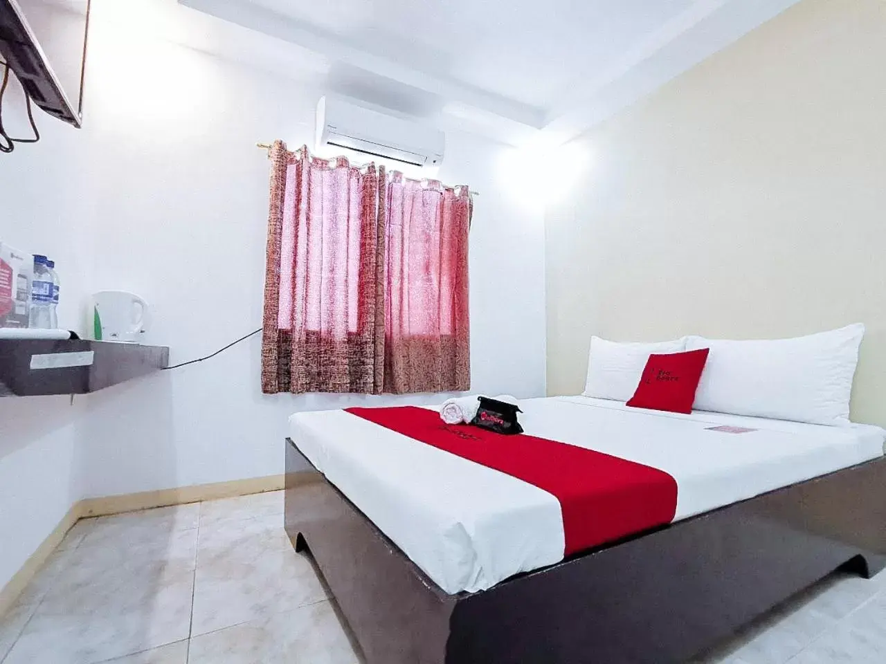 Deluxe Double or Twin Room in RedDoorz near Notre Dame of Dadiangas University Deluxe Double or Twin Room in RedDoorz near Notre Dame of Dadiangas University