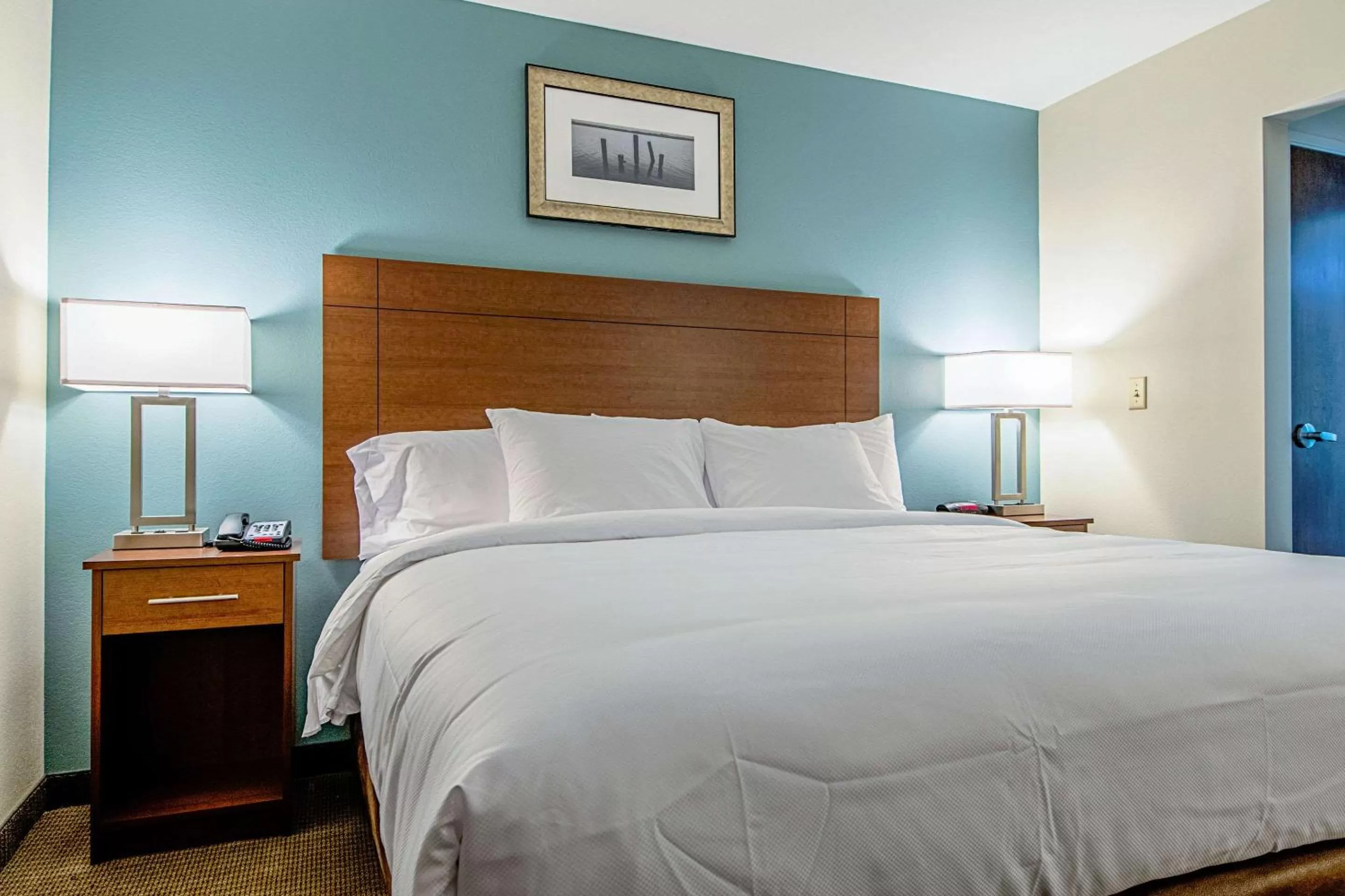 Photo of the whole room, Bed in MainStay Suites Geismar - Gonzales