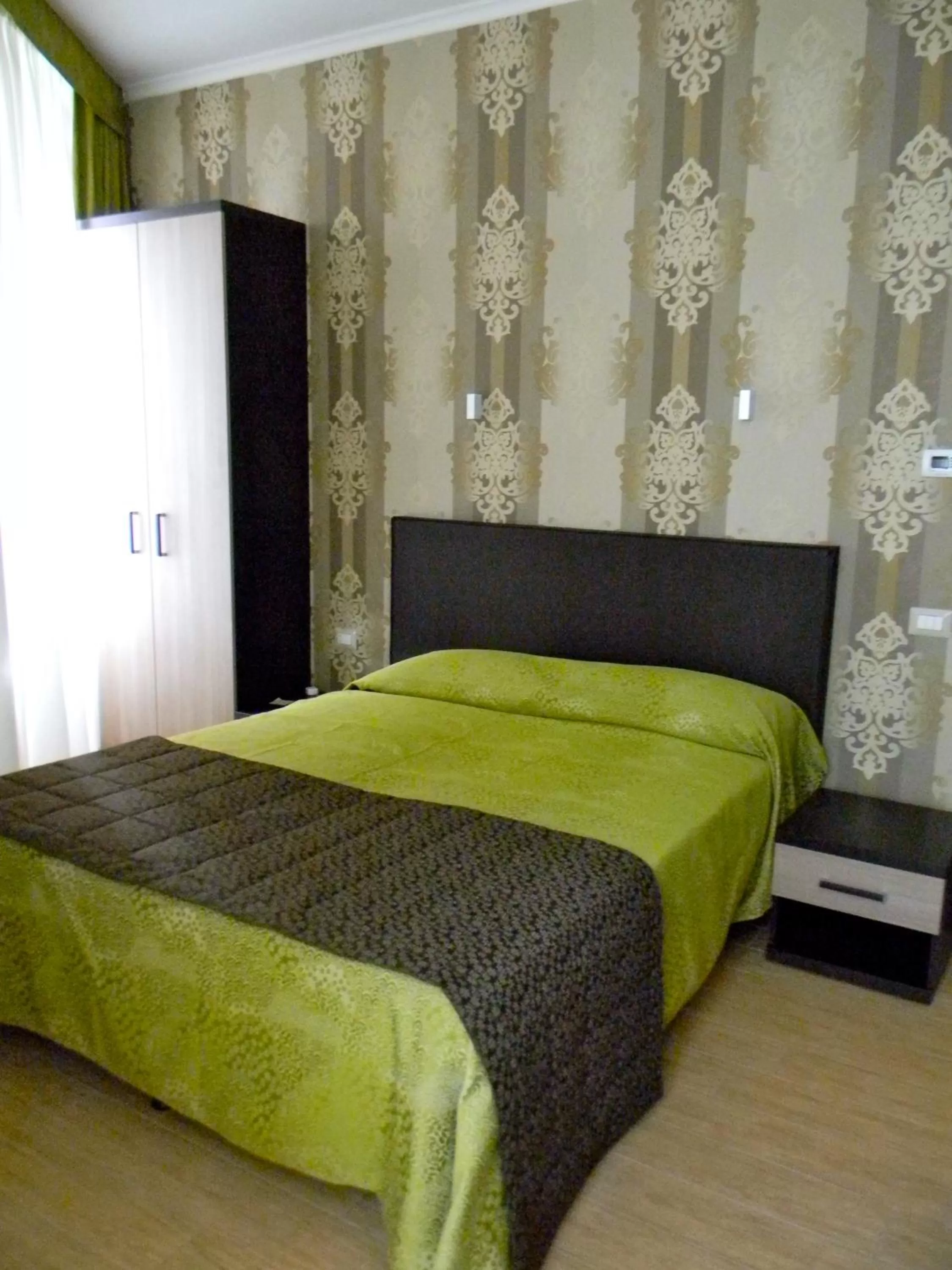 Photo of the whole room, Bed in Rome Kings Suite