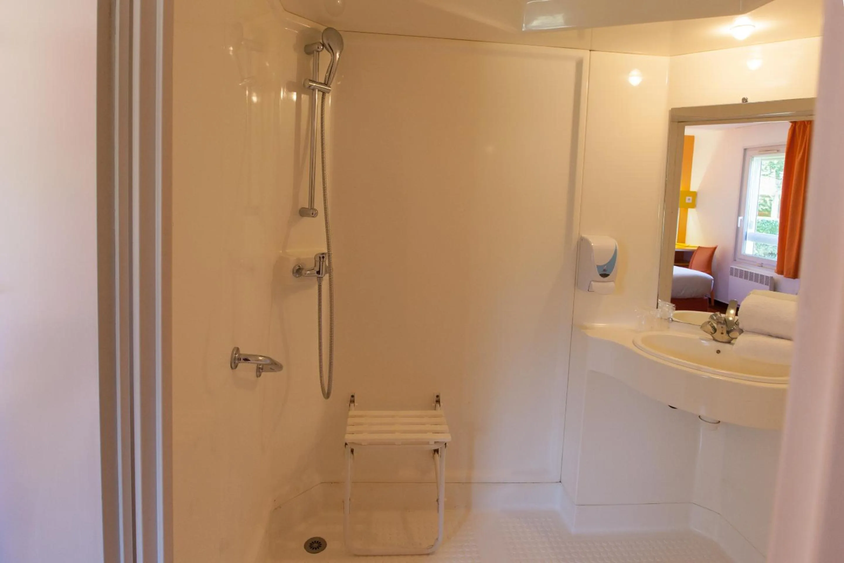 Bathroom in The Originals Access, Hôtel Bordeaux Lac