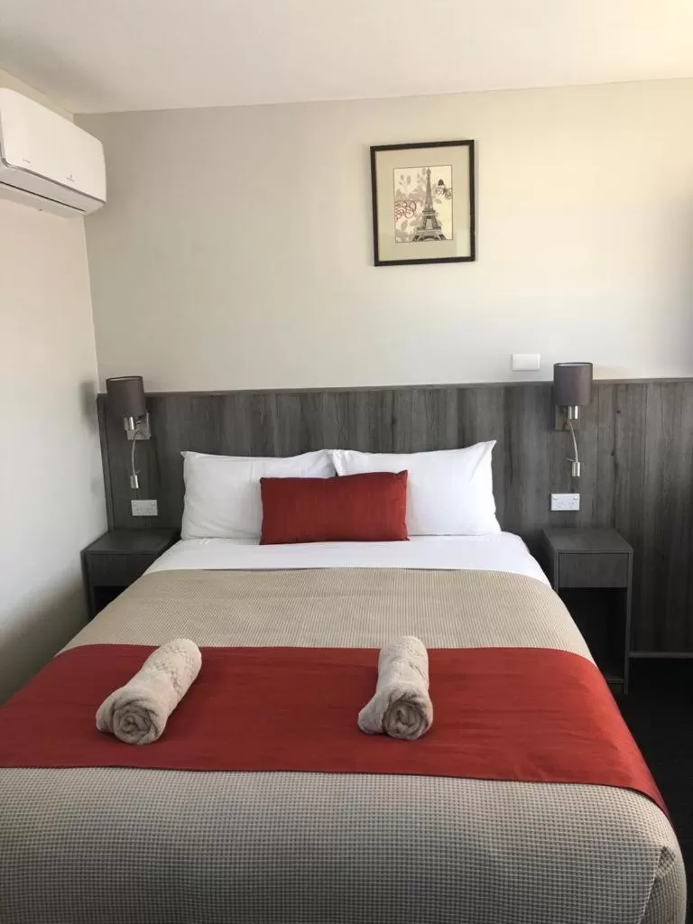 Bed in Bradman Motor Inn