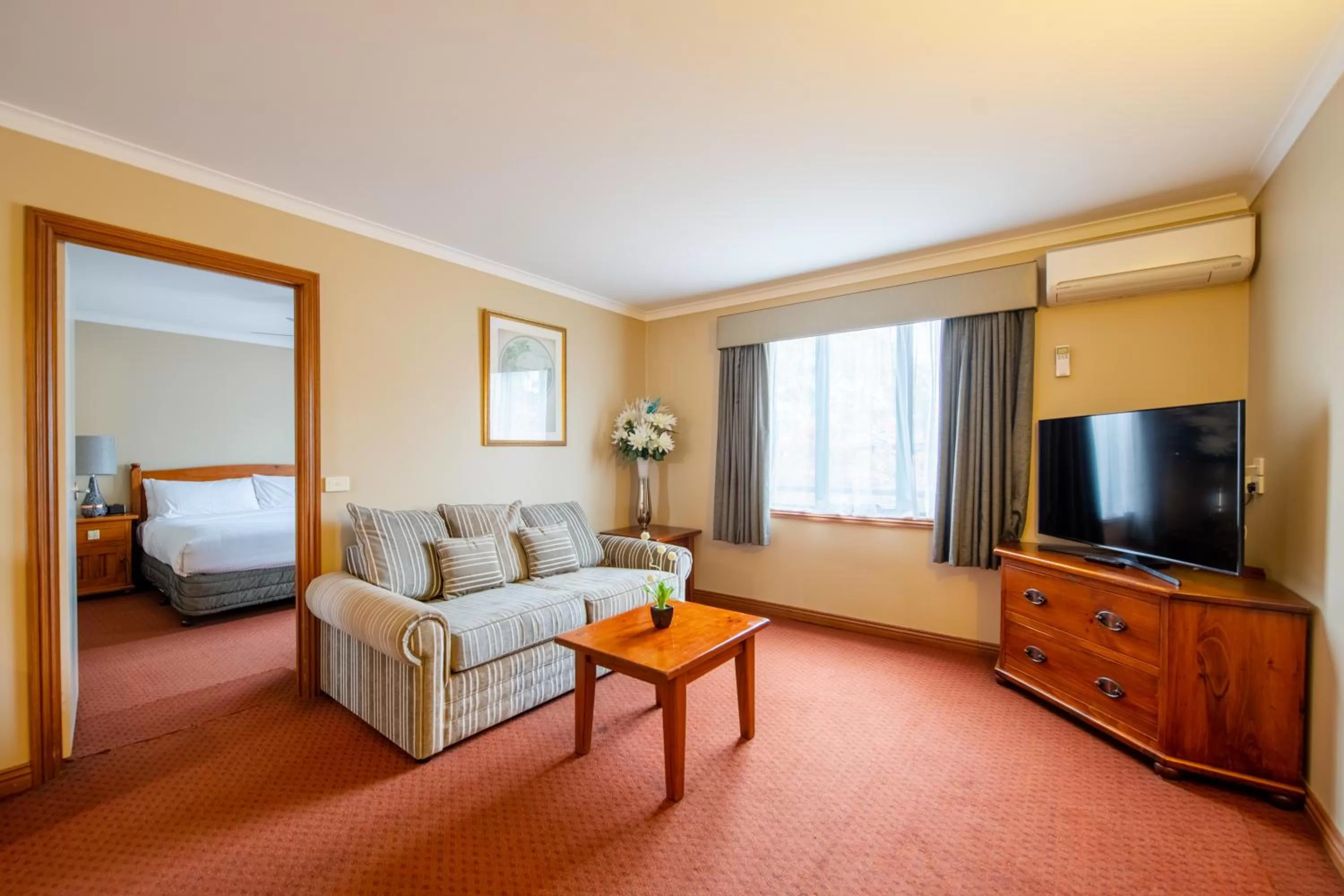 Living room, Bed in Gateway on Monash