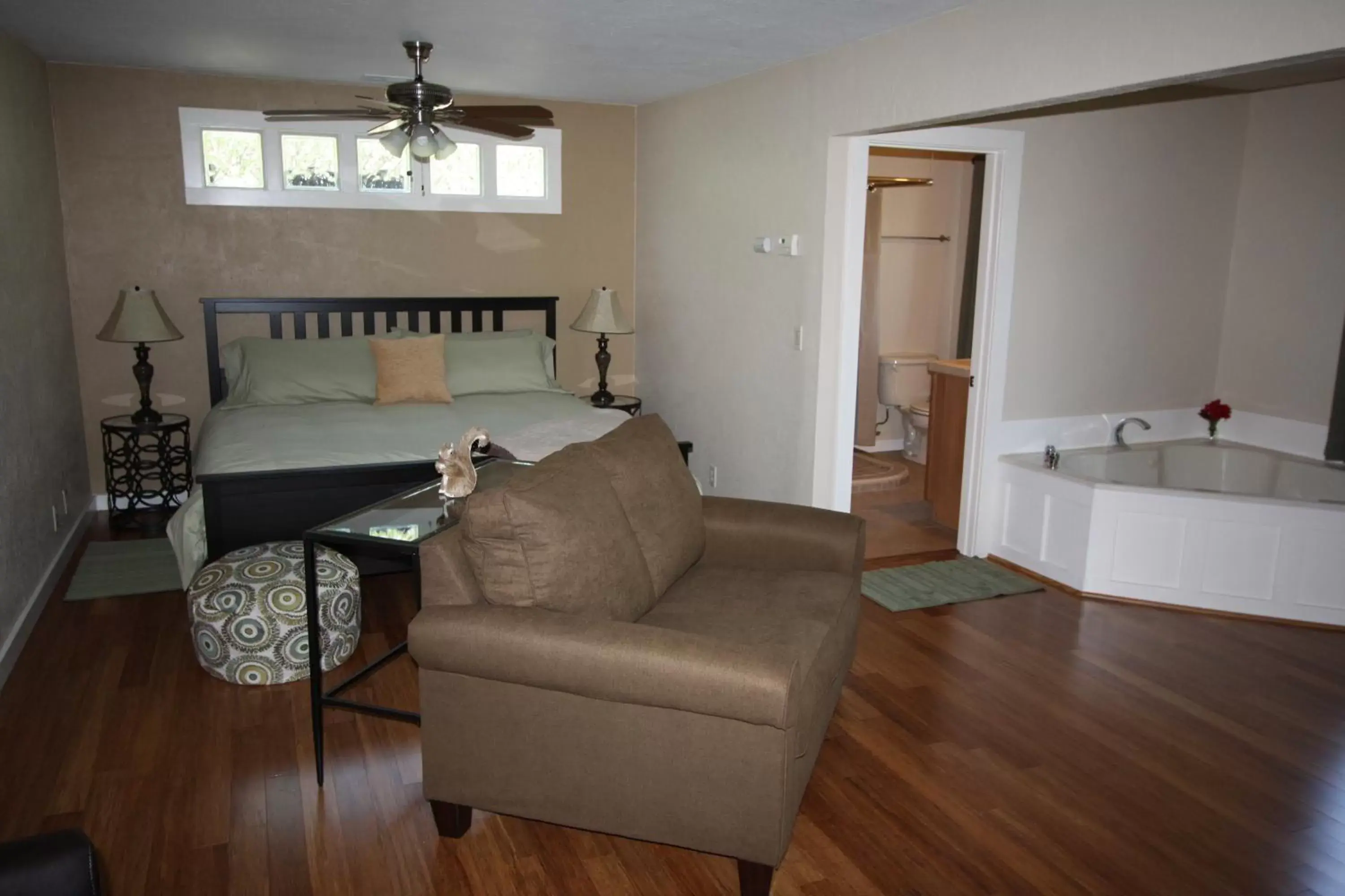 Deluxe King Room in The Inn at Shasta Lake Deluxe King Room in The Inn at Shasta Lake