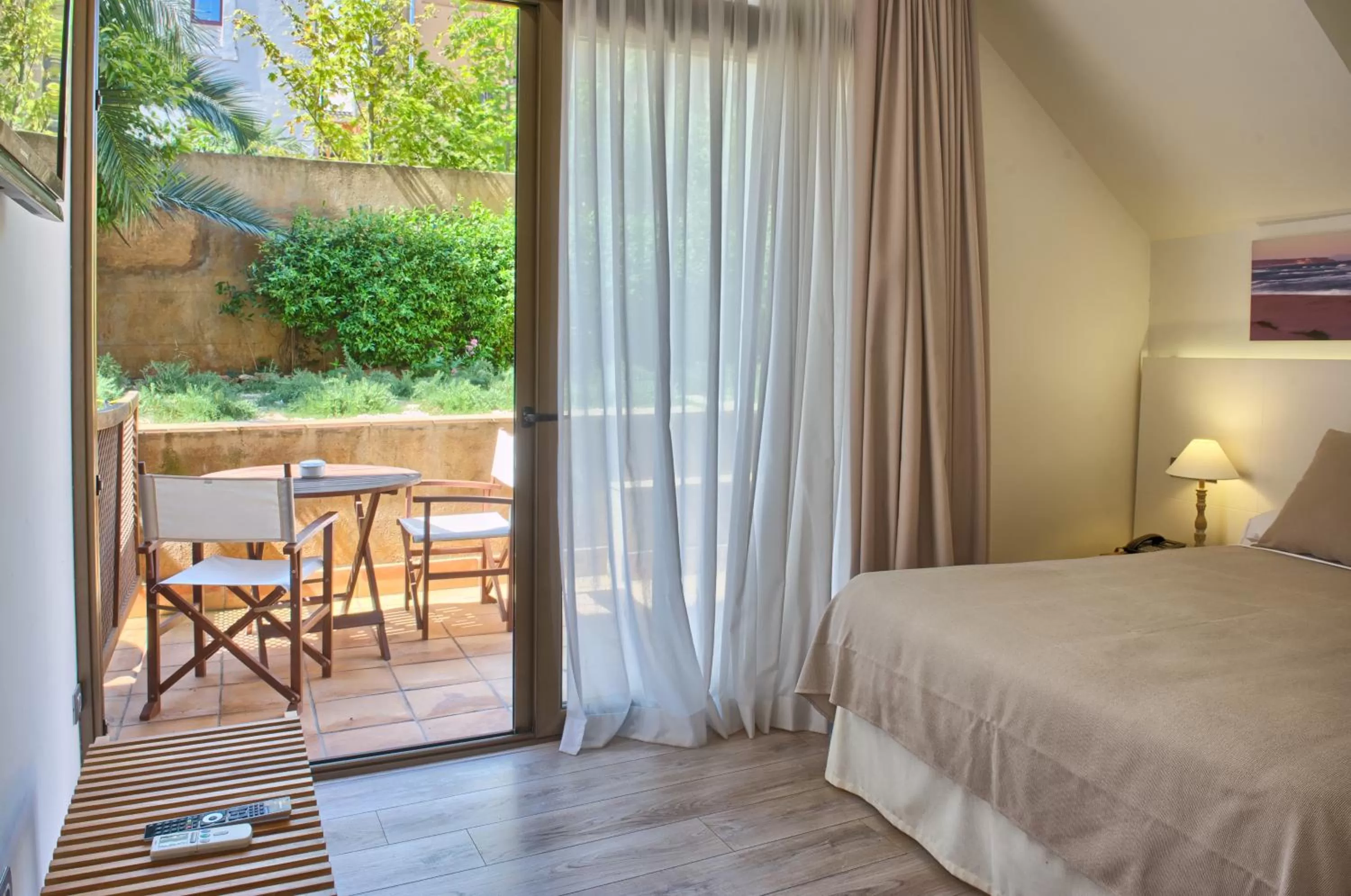 Photo of the whole room, Bed in El Petit Convent