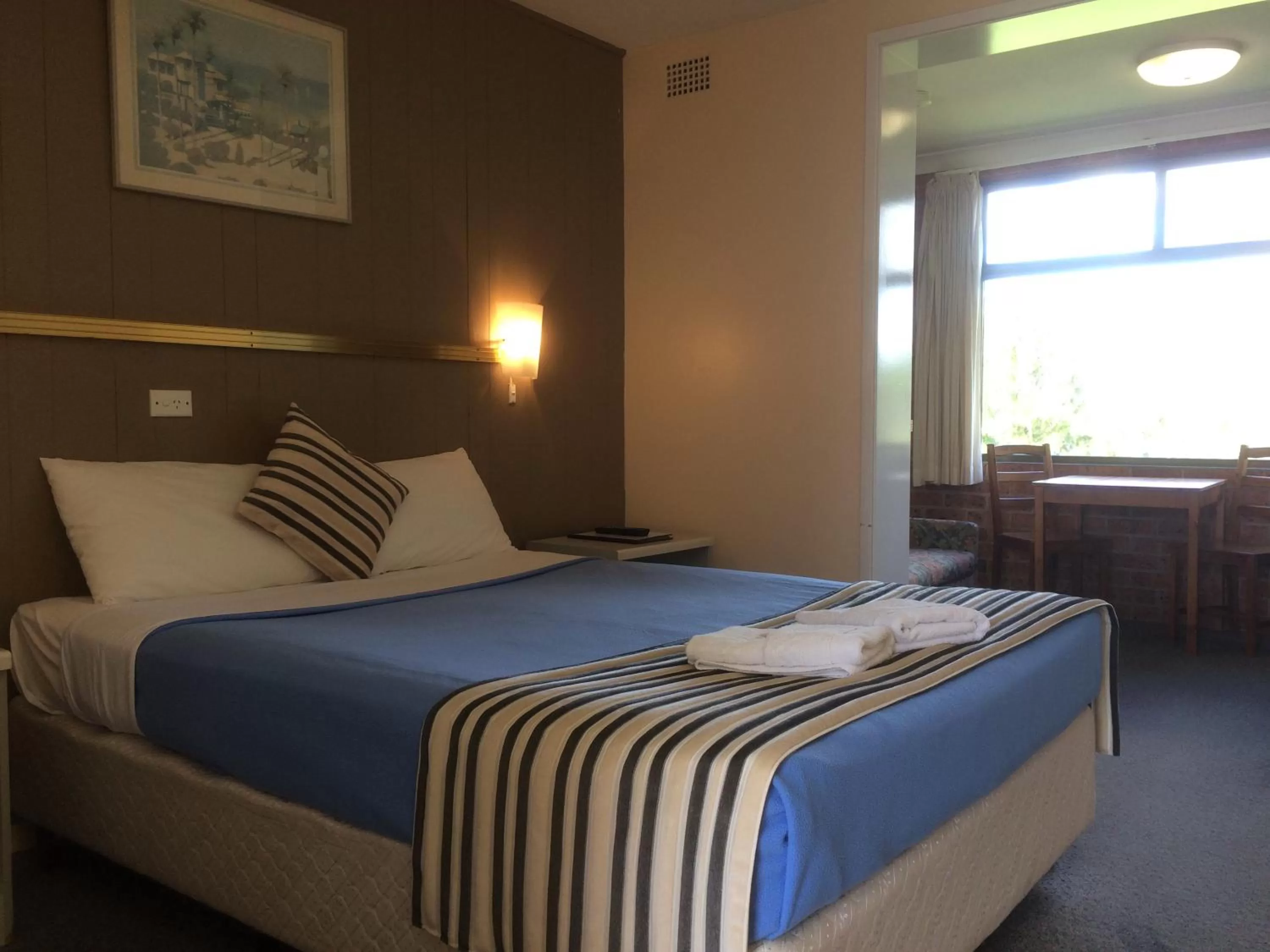 Bed in Riverview Motor Inn