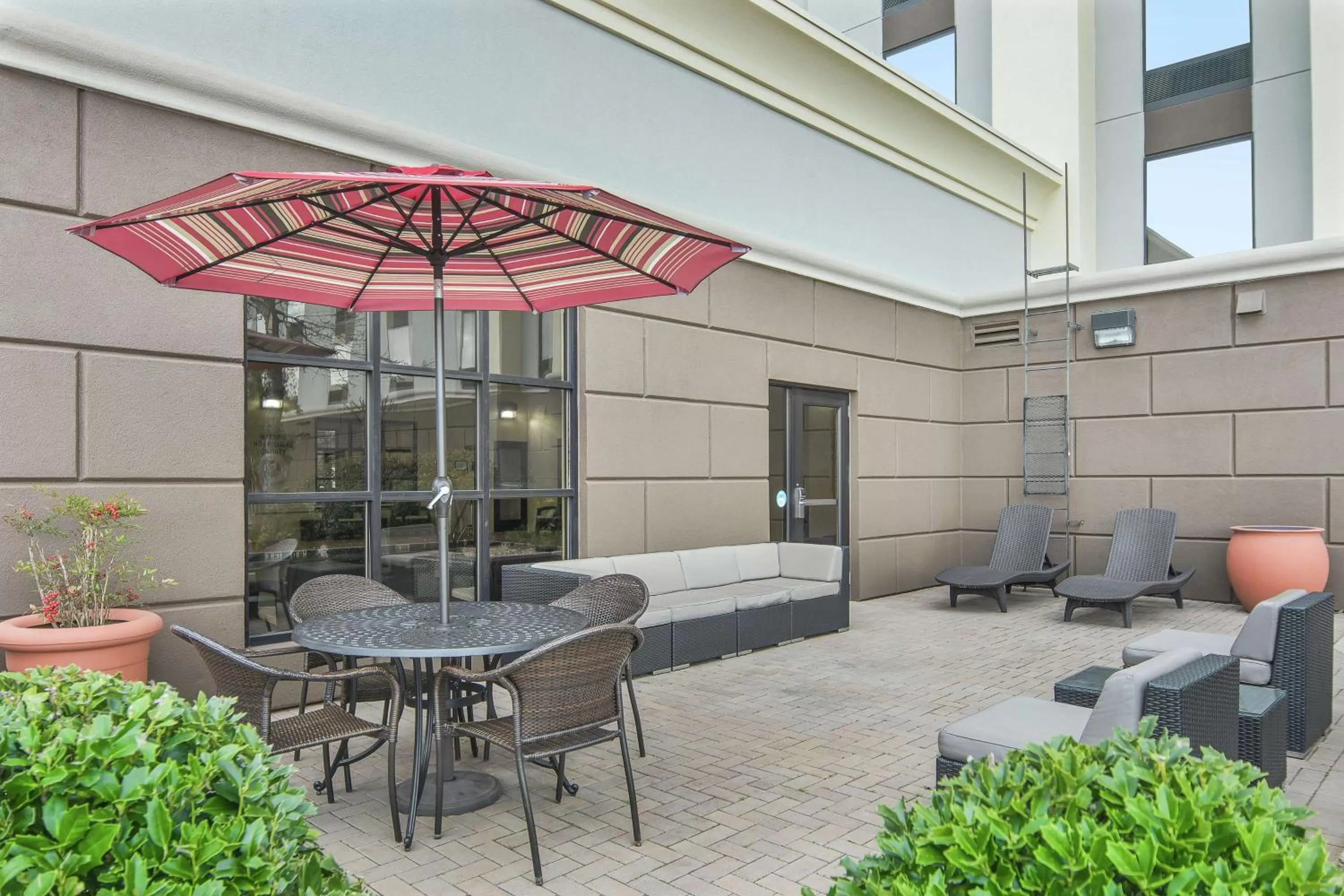 Patio in Hampton Inn & Suites Macon I-75 North