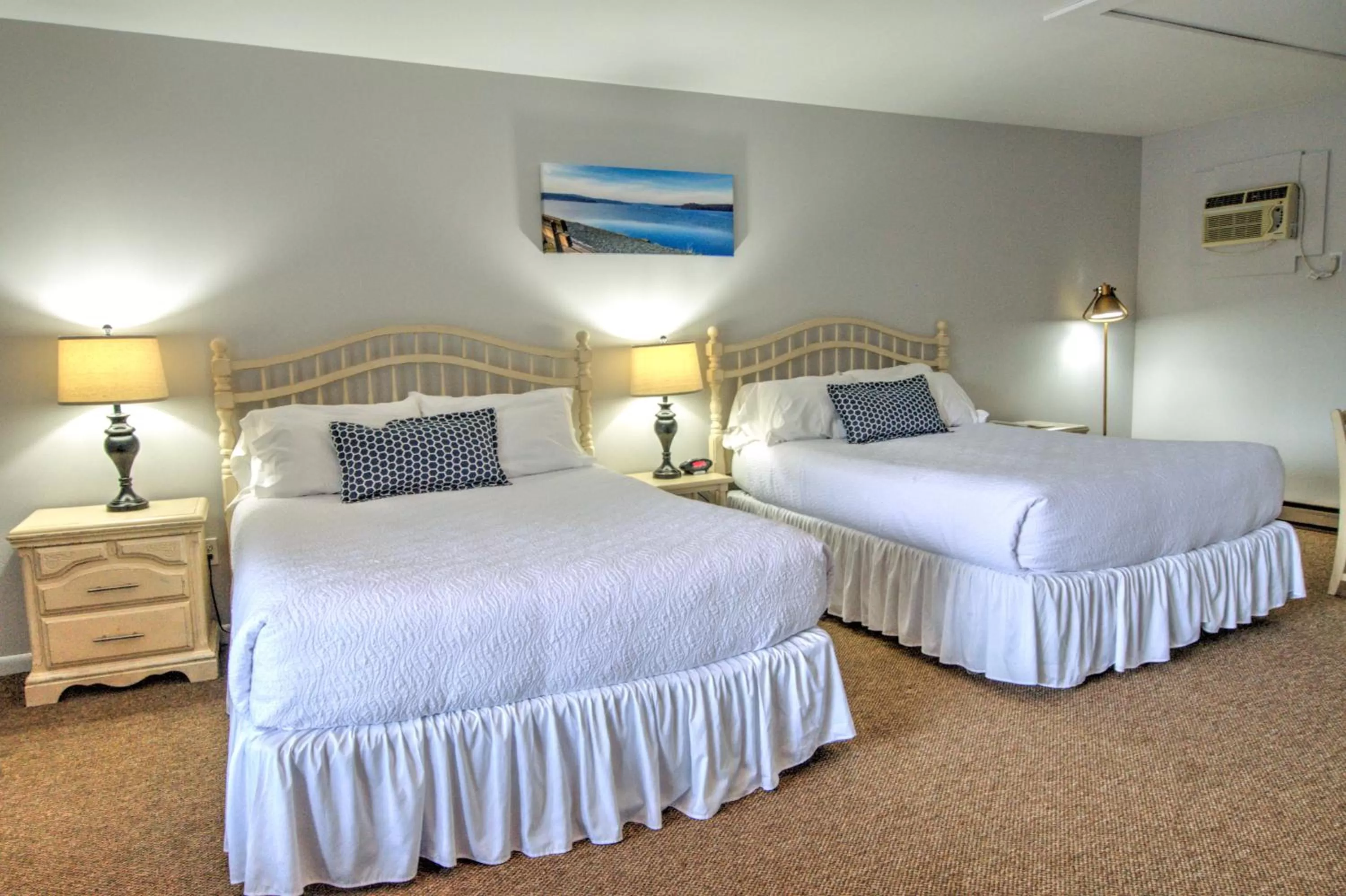 Bedroom, Bed in East Shore Lodging