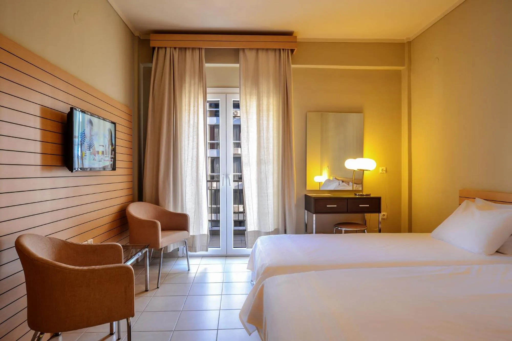 Photo of the whole room, Bed in Astoria Hotel Thessaloniki