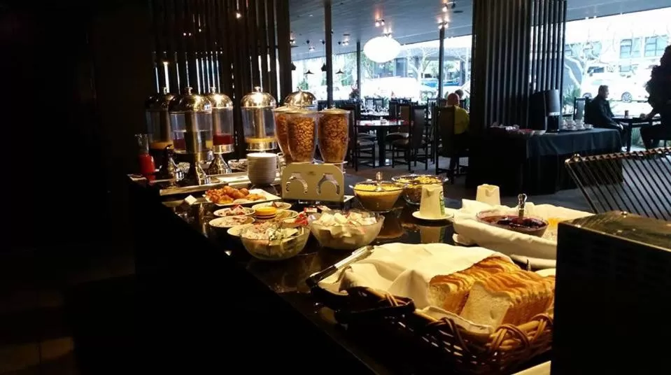 Breakfast in Auto Lodge