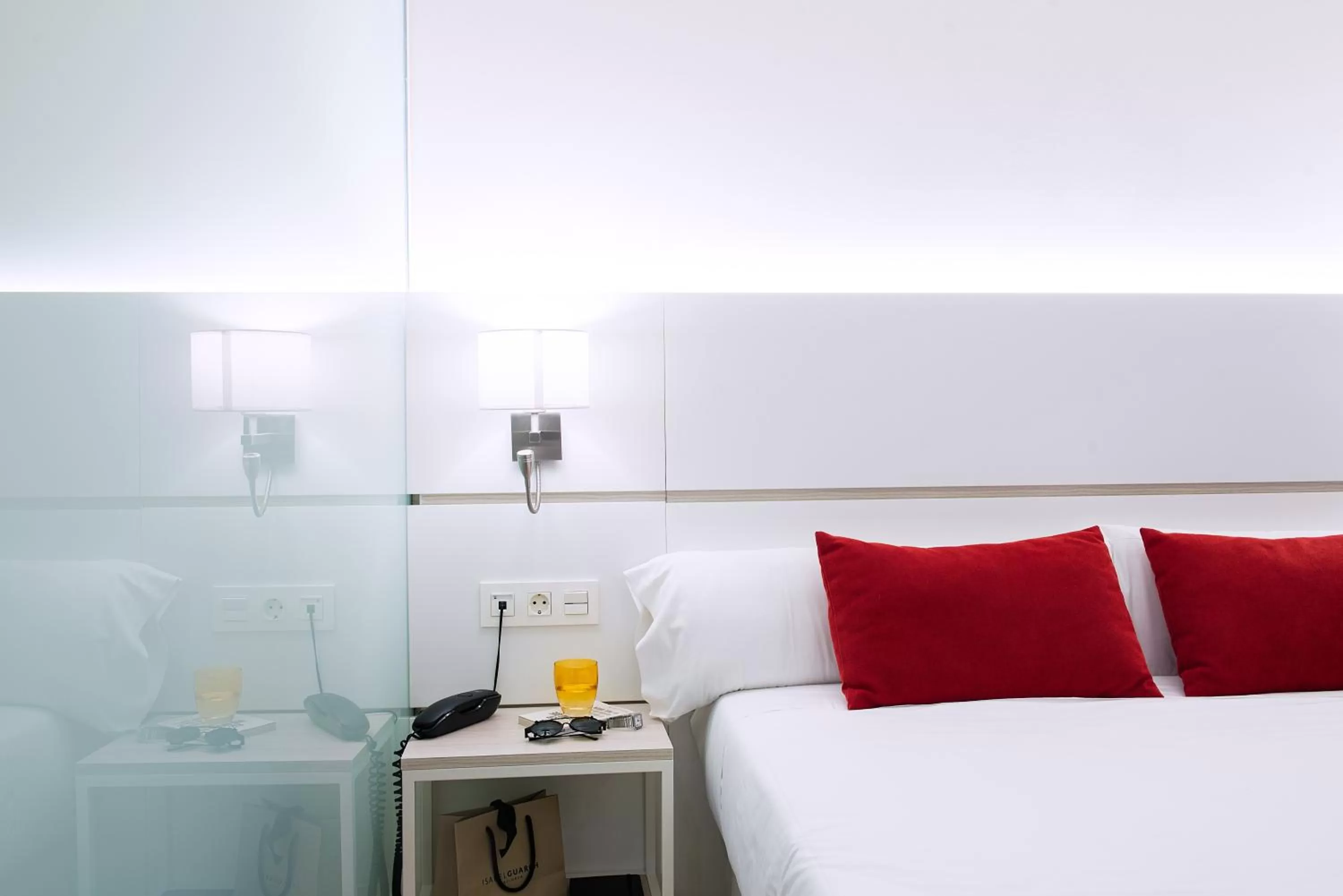 Seating area, Bed in Hotel Pompaelo Plaza del Ayuntamiento & Spa