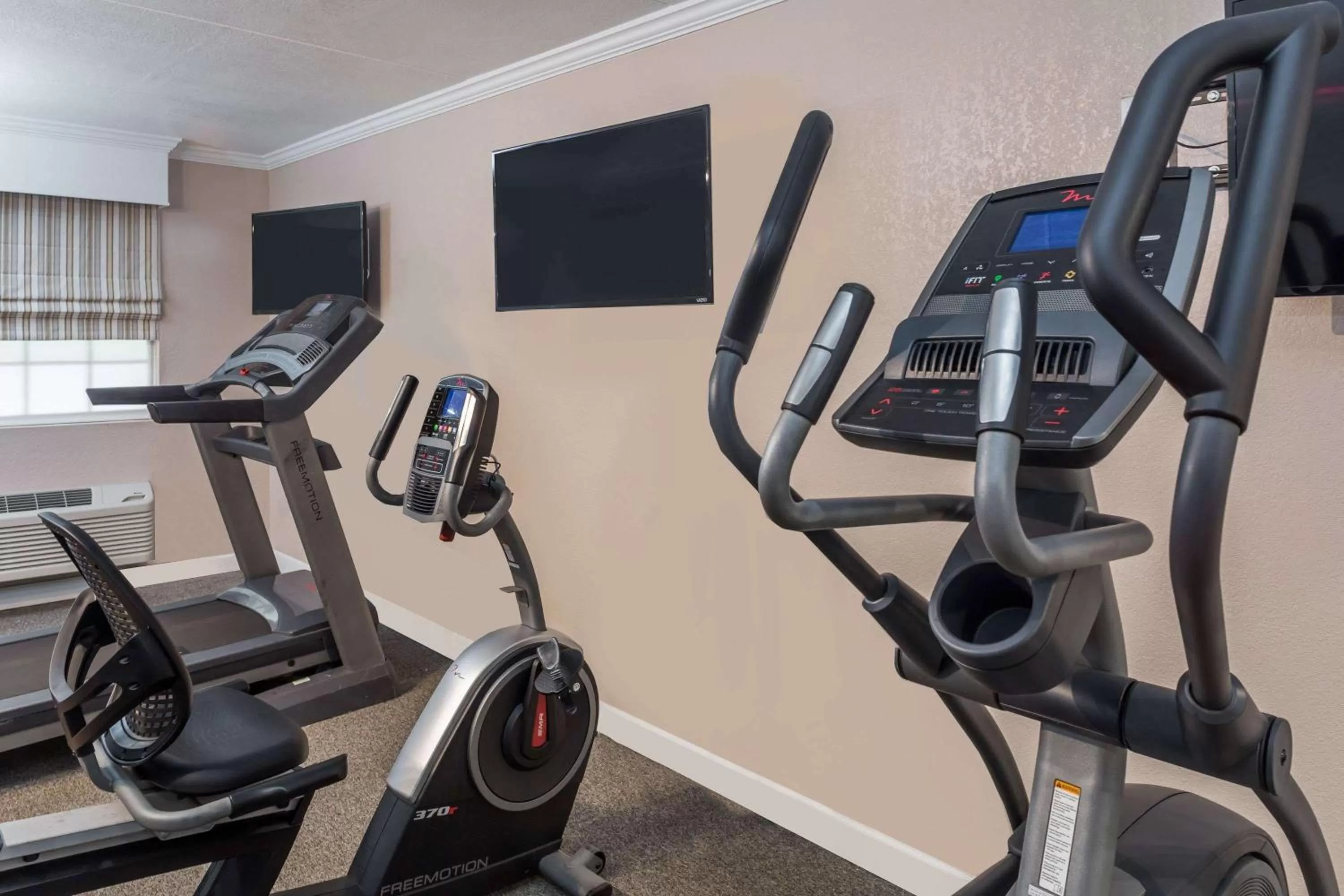 Fitness centre/facilities in Casa Bella Inn & Suites Extended Stay