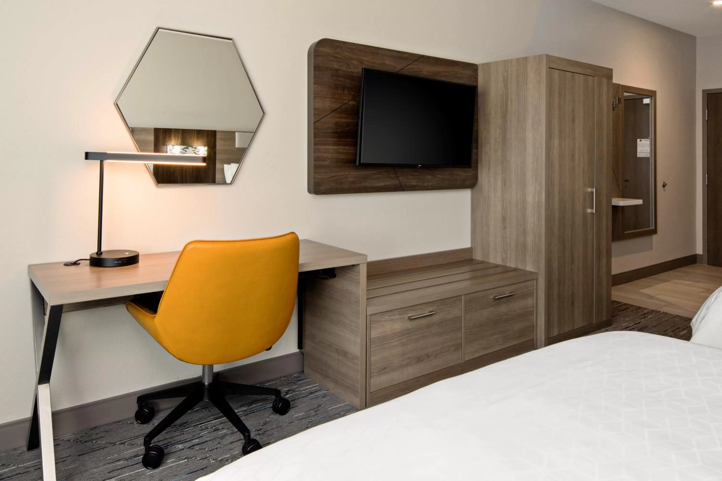 Bed in Holiday Inn Express & Suites Palm Desert - Millennium by IHG