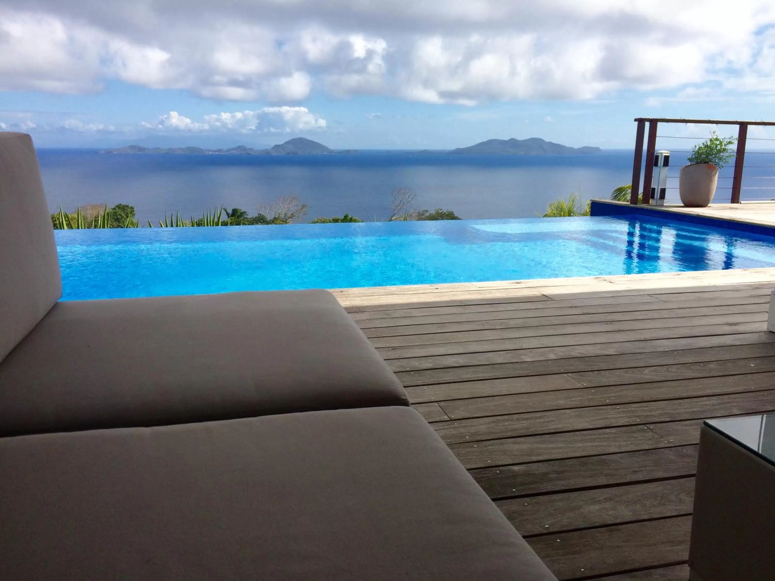 Property building, Swimming Pool in Villa Cajou (Chambre d'hôtes chez l'habitant)
