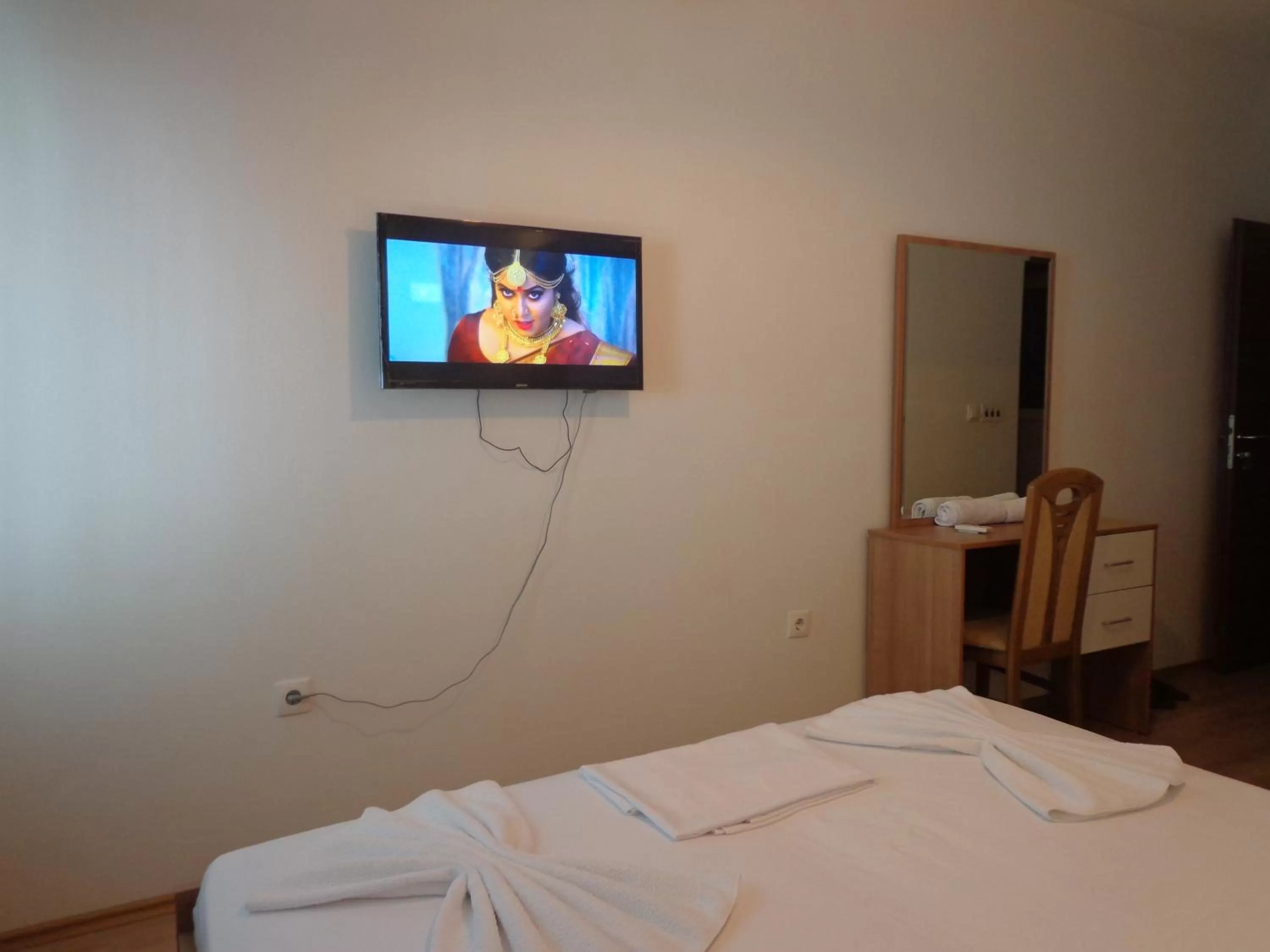 Bed, TV/Entertainment Center in Hotel Rio