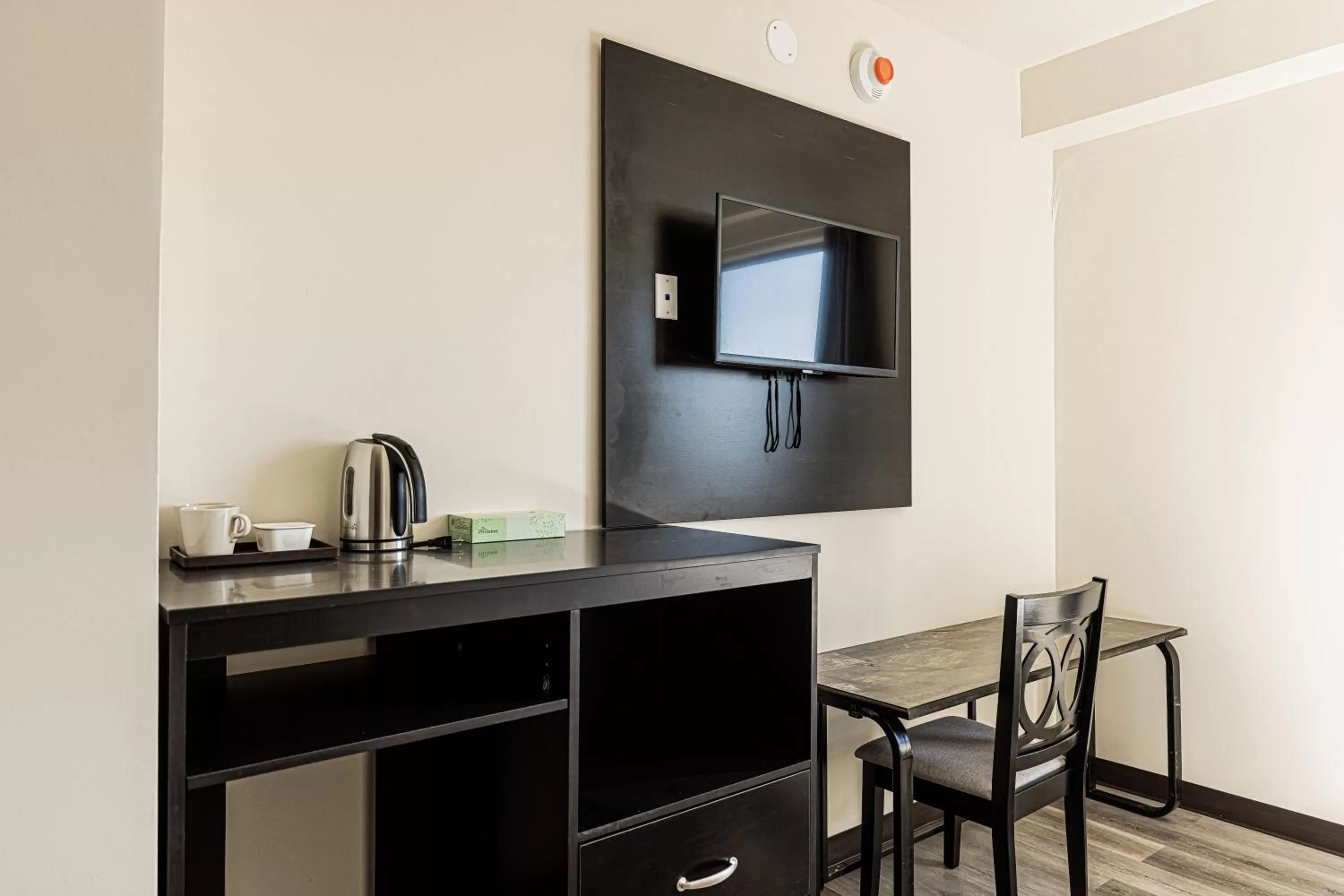 Coffee/tea facilities in Astoria Inn LaGuardia Hotel